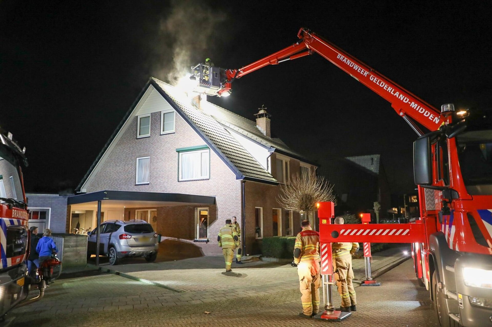 Dikke zwarte rook bij schoorsteenbrand in Kootwijkerbroek - Barneveldse ...