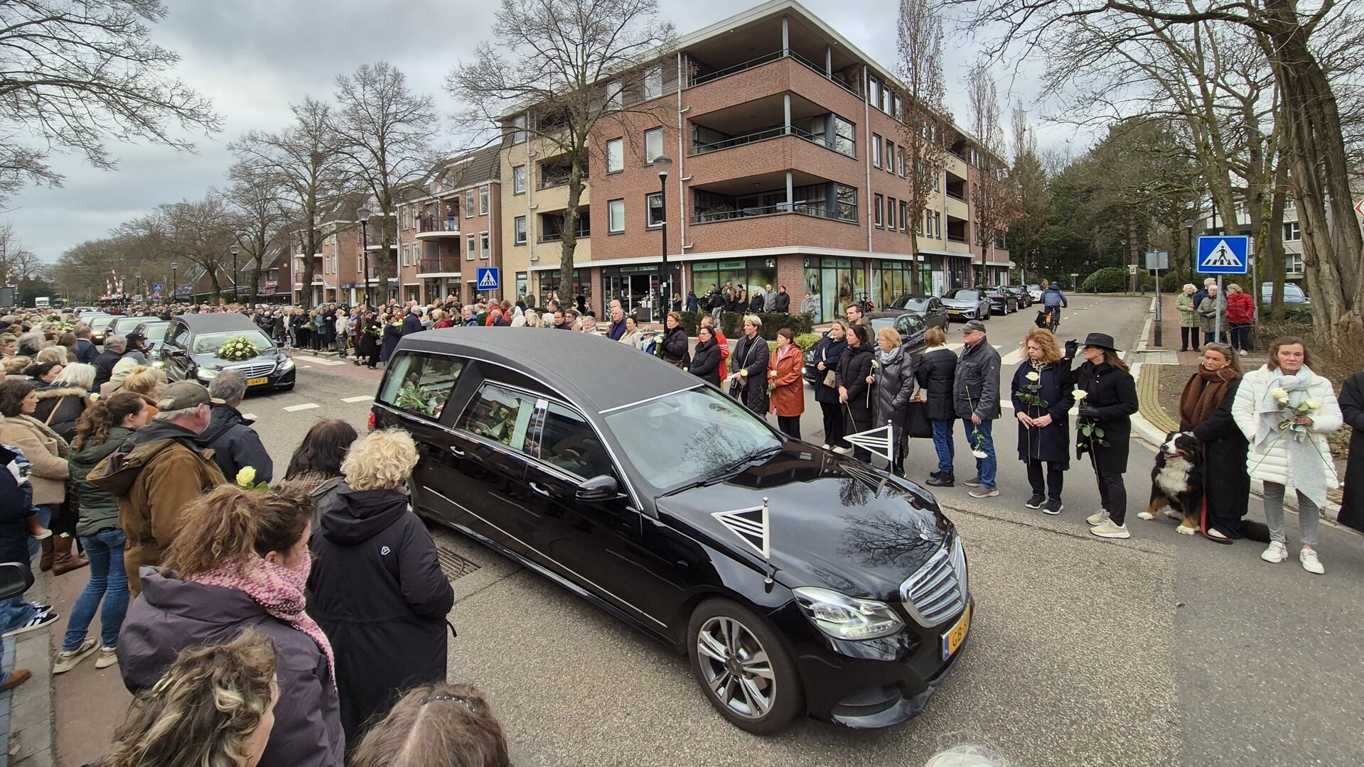 Den Dolder bewijst laatste eer aan Monique