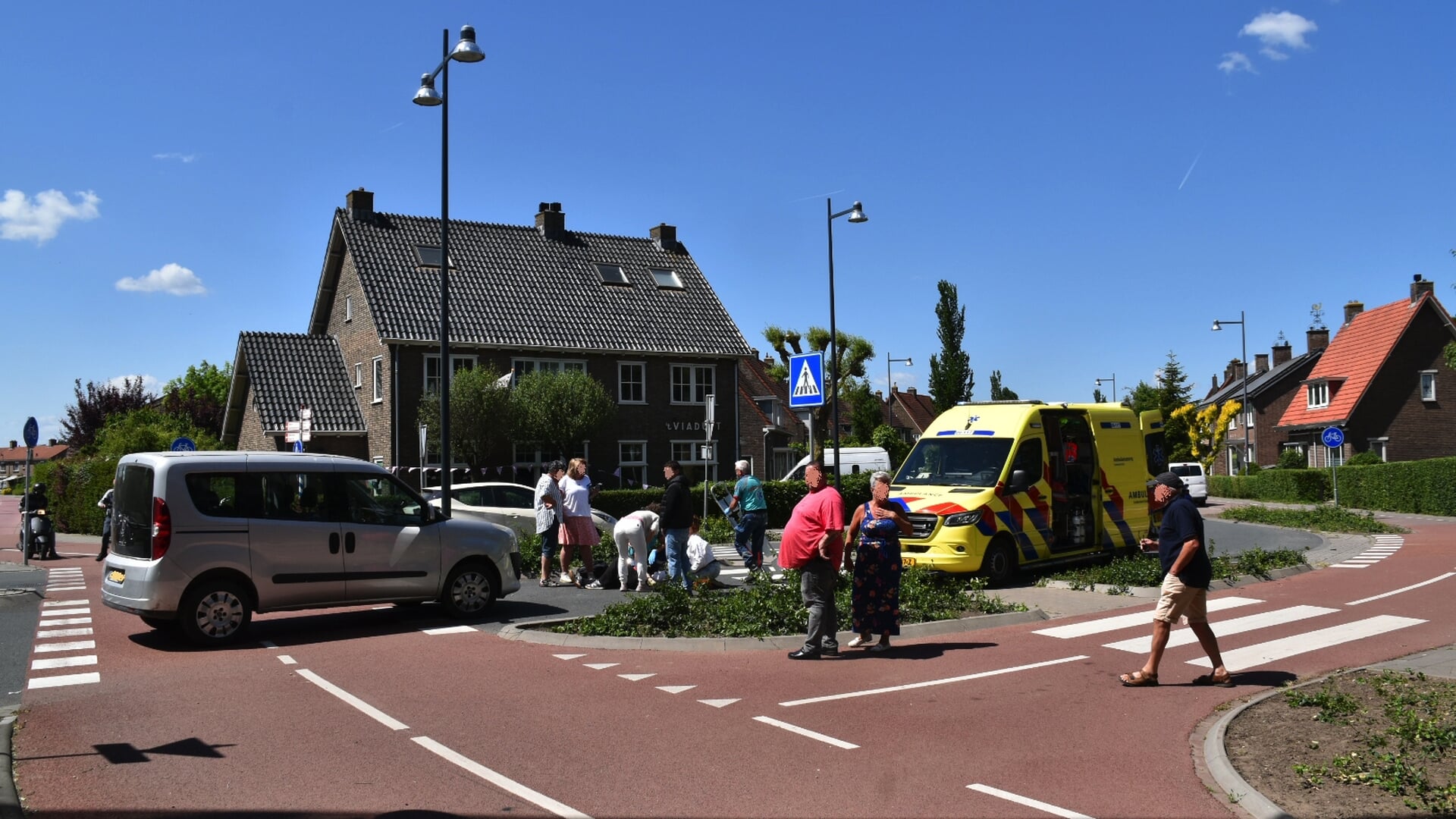 Meisje op scooter gewond na aanrijding
