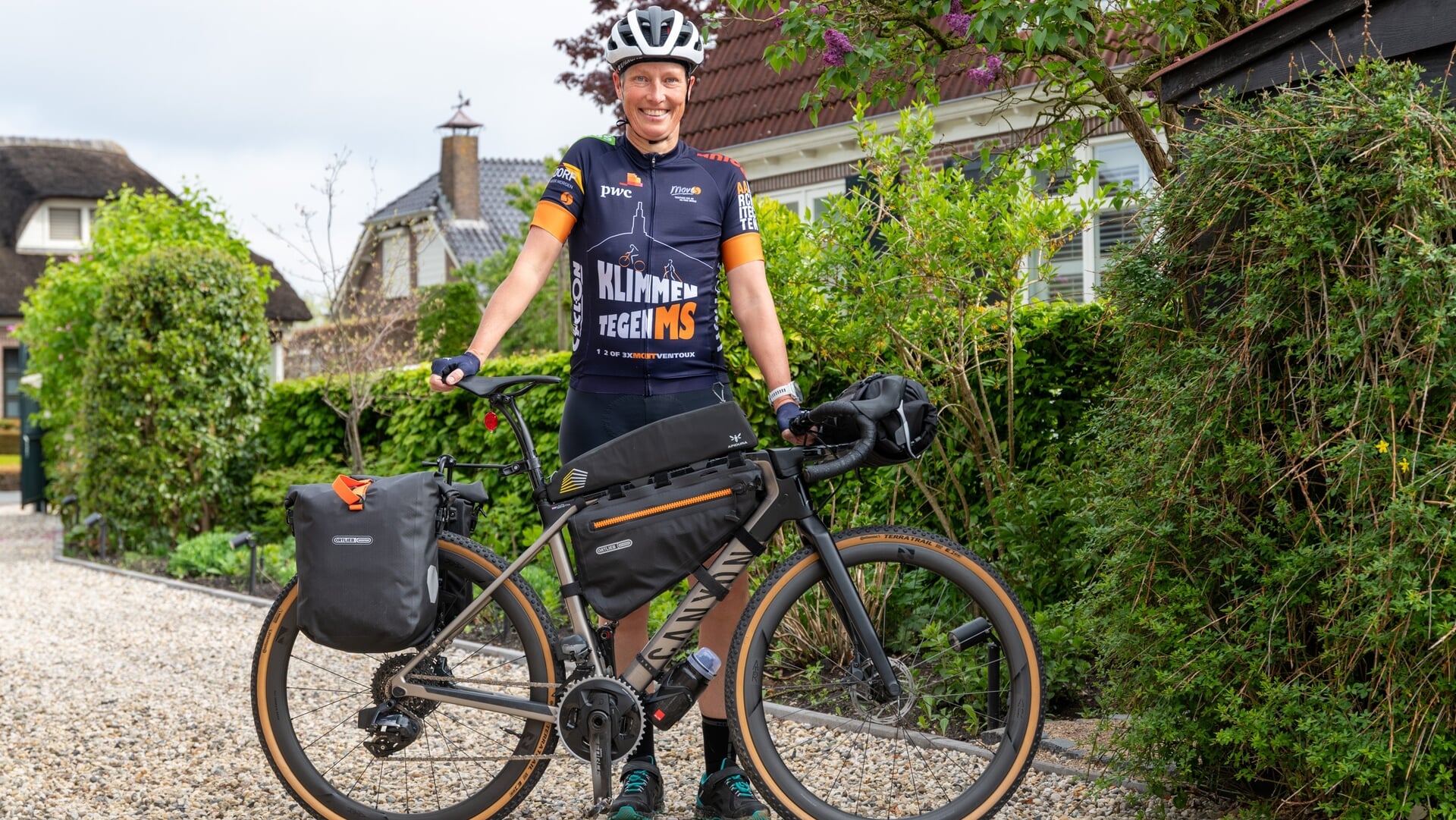 Laura Seinstra op fiets van Gameren naar Frankrijk om Mont Ventoux te beklimmen