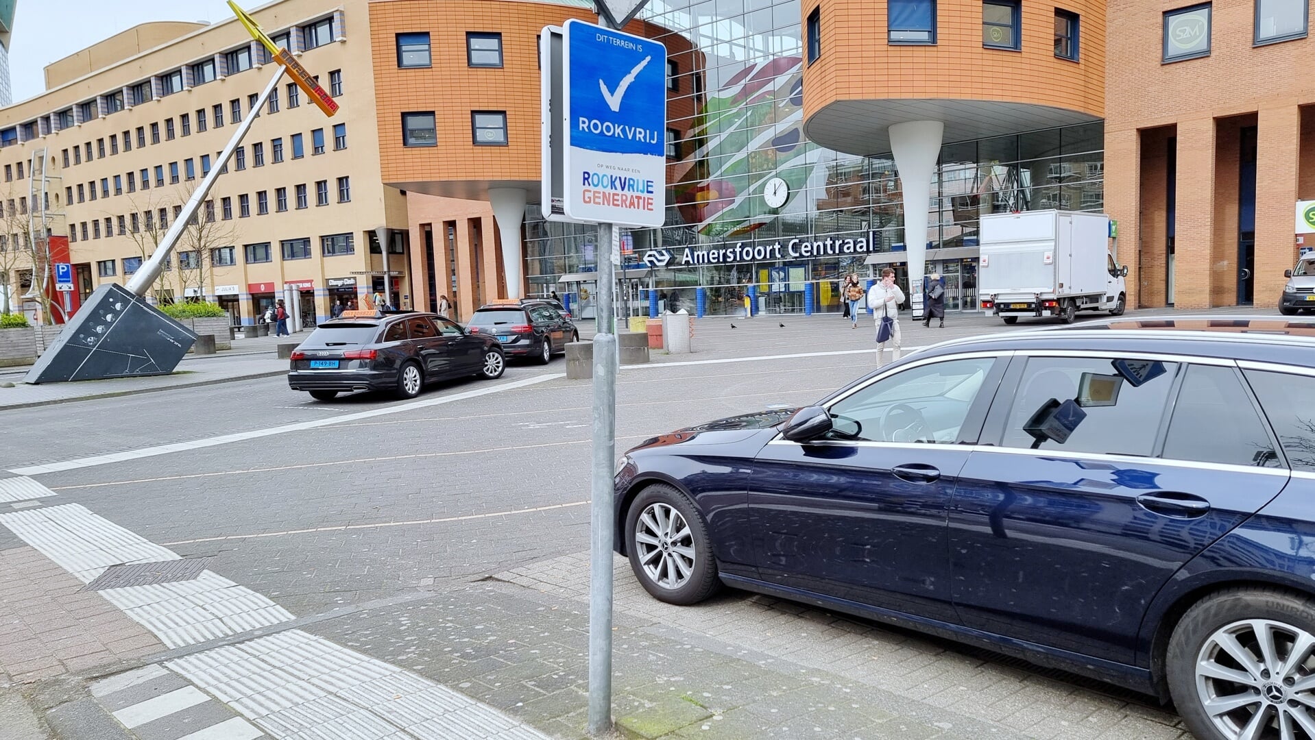 Borden geplaatst op stationsplein Amersfoort voor rookvrije zone ...