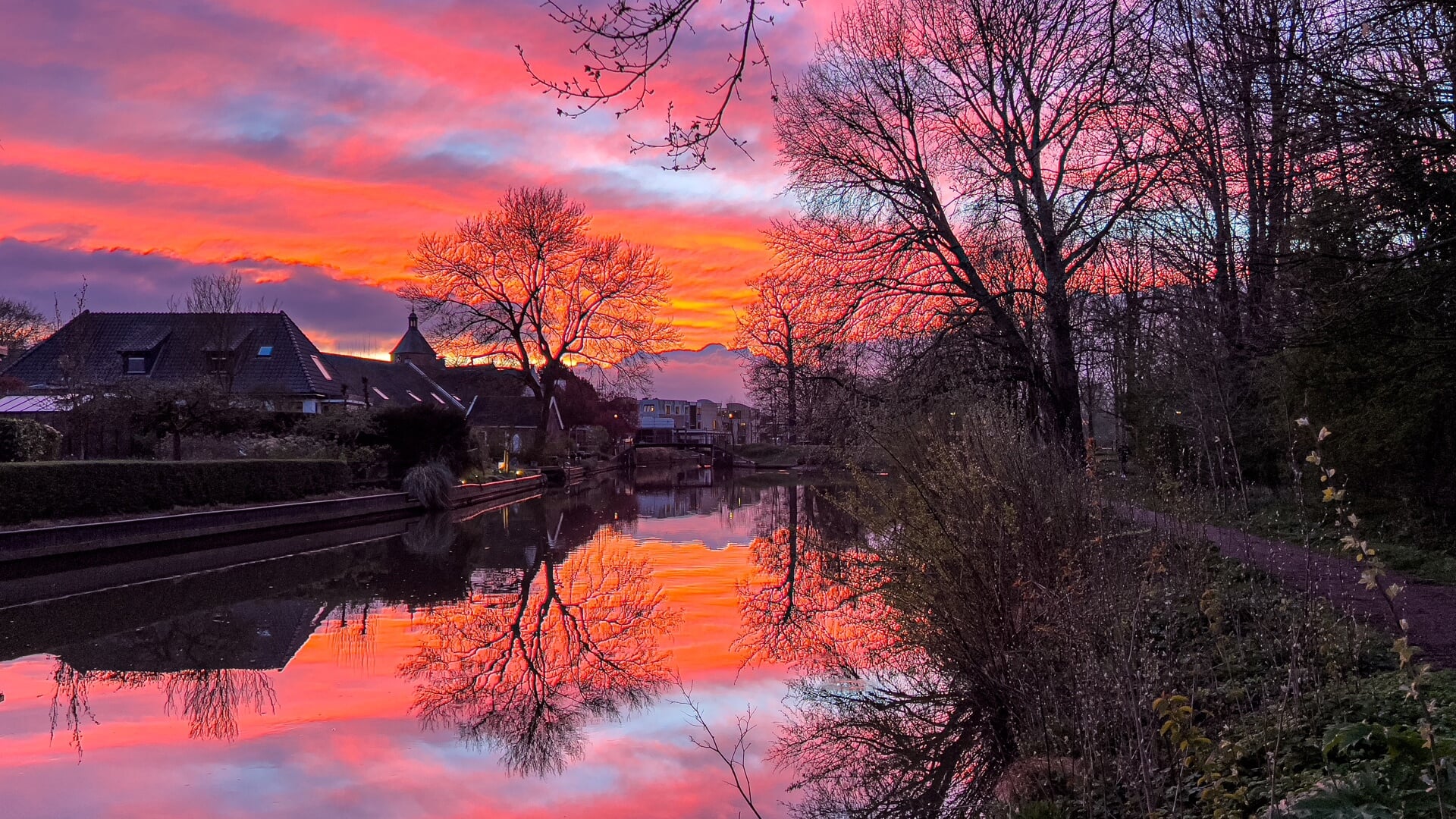 Prachtige rode zonsondergang langs de Kromme Rijn - Bunniks Nieuws ...