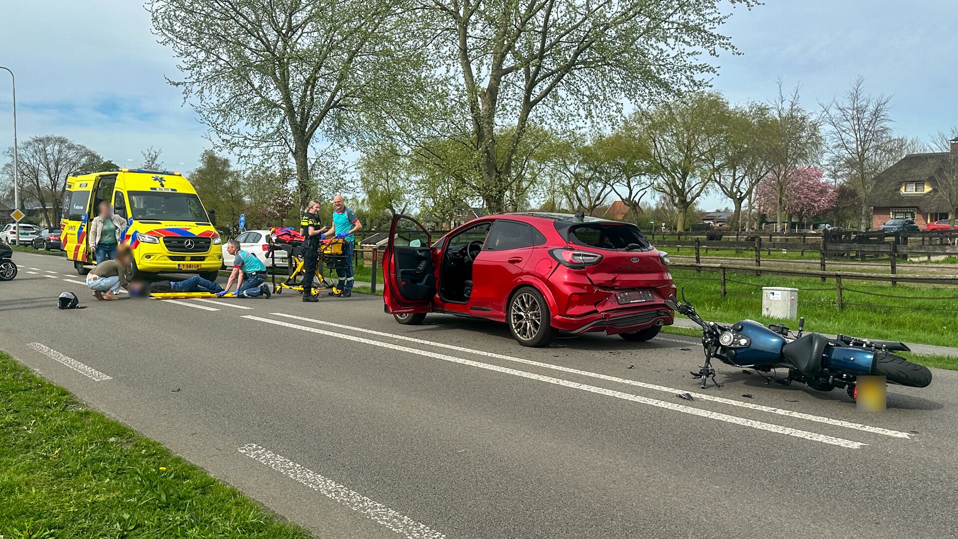 Motorrijder Op Nijkerkerstraat (N798) In Putten Botst Achter Op Auto En ...