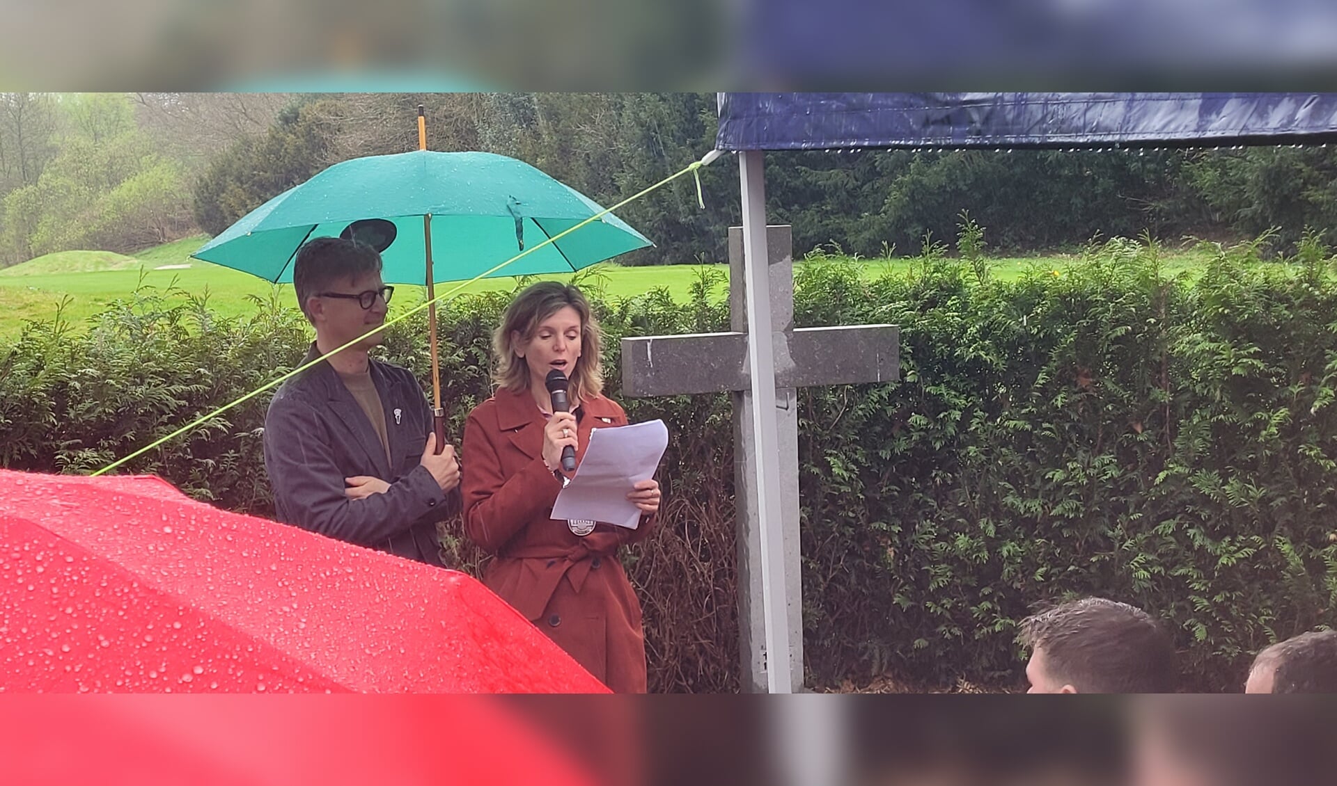 Leerlingen dragen monument WOII over - Al het nieuws uit Zeist en omstreken