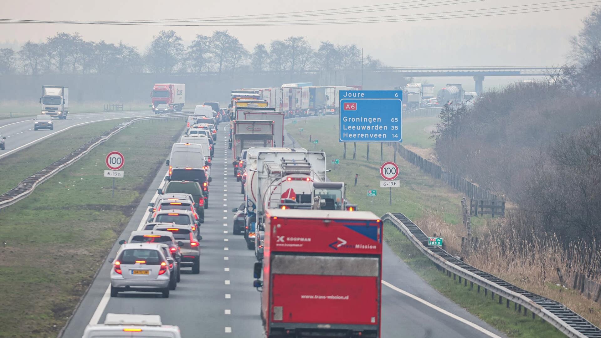 Lange file voor Scharsterrijnbrug tussen Sint Nicolaasga en Joure ...