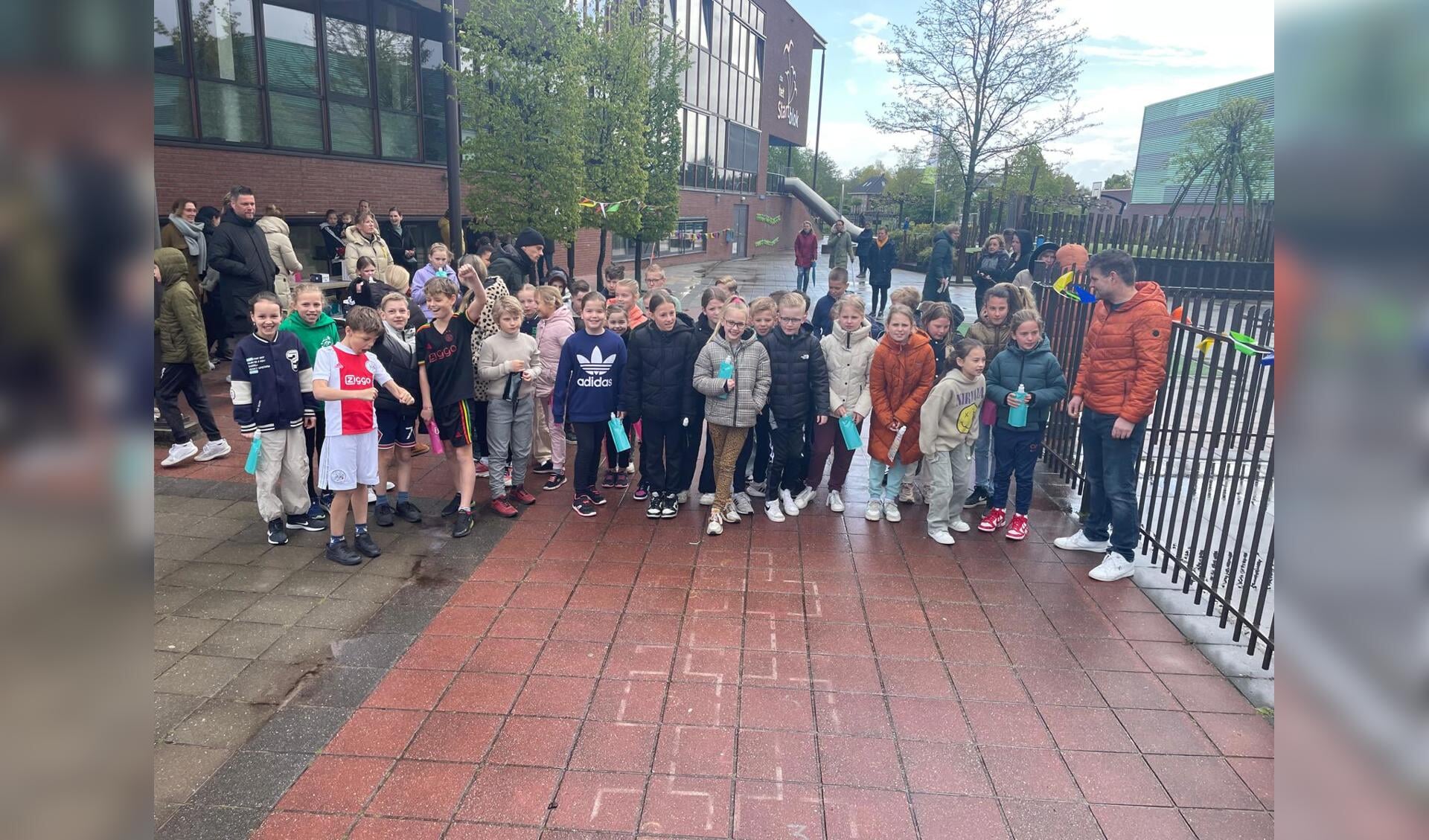 Kinderen van basisschool Het Startblok in Harderwijk halen met ...