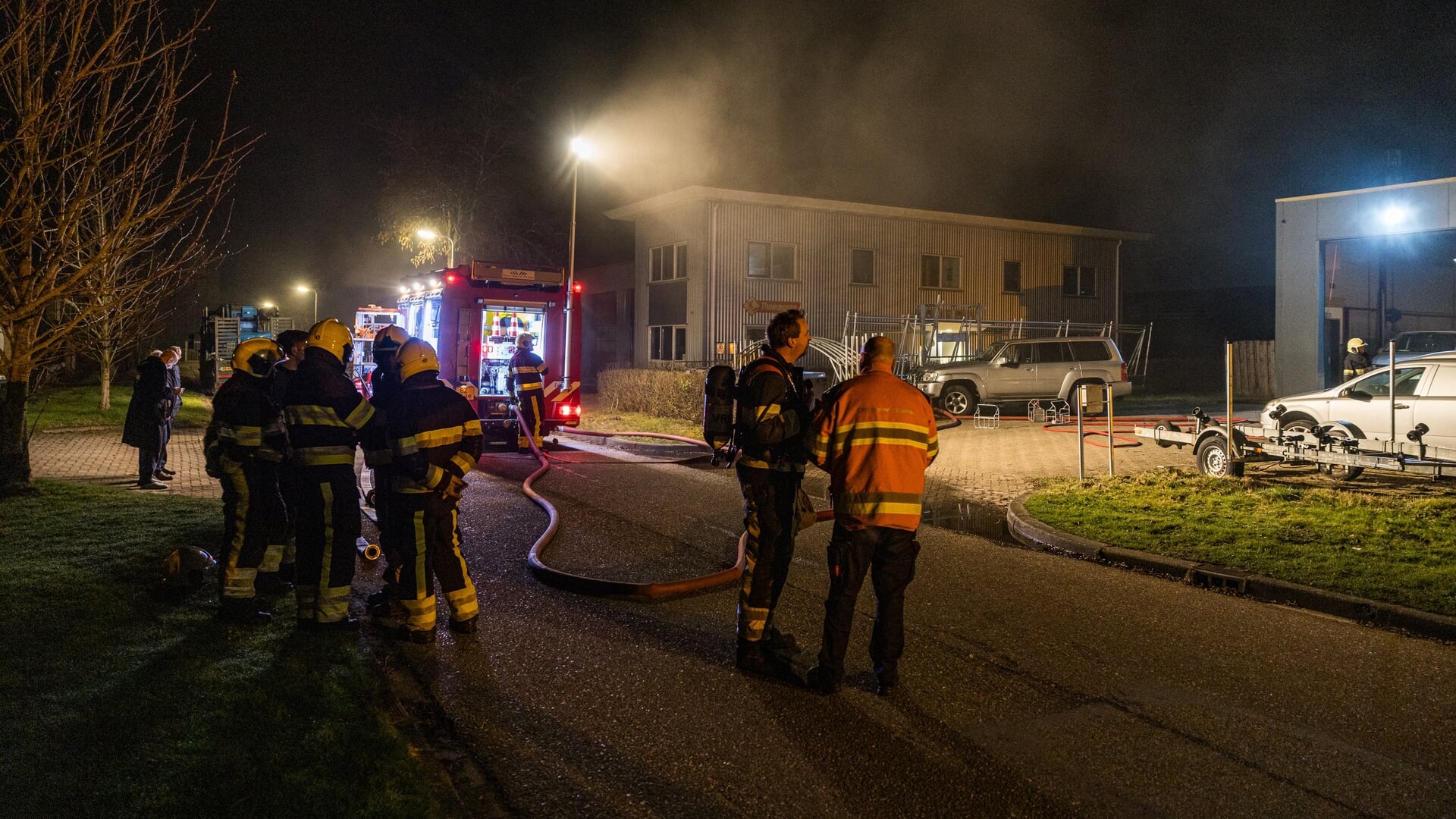 Bedrijfspand vol rook door brand in Akkrum - Groot Heerenveen