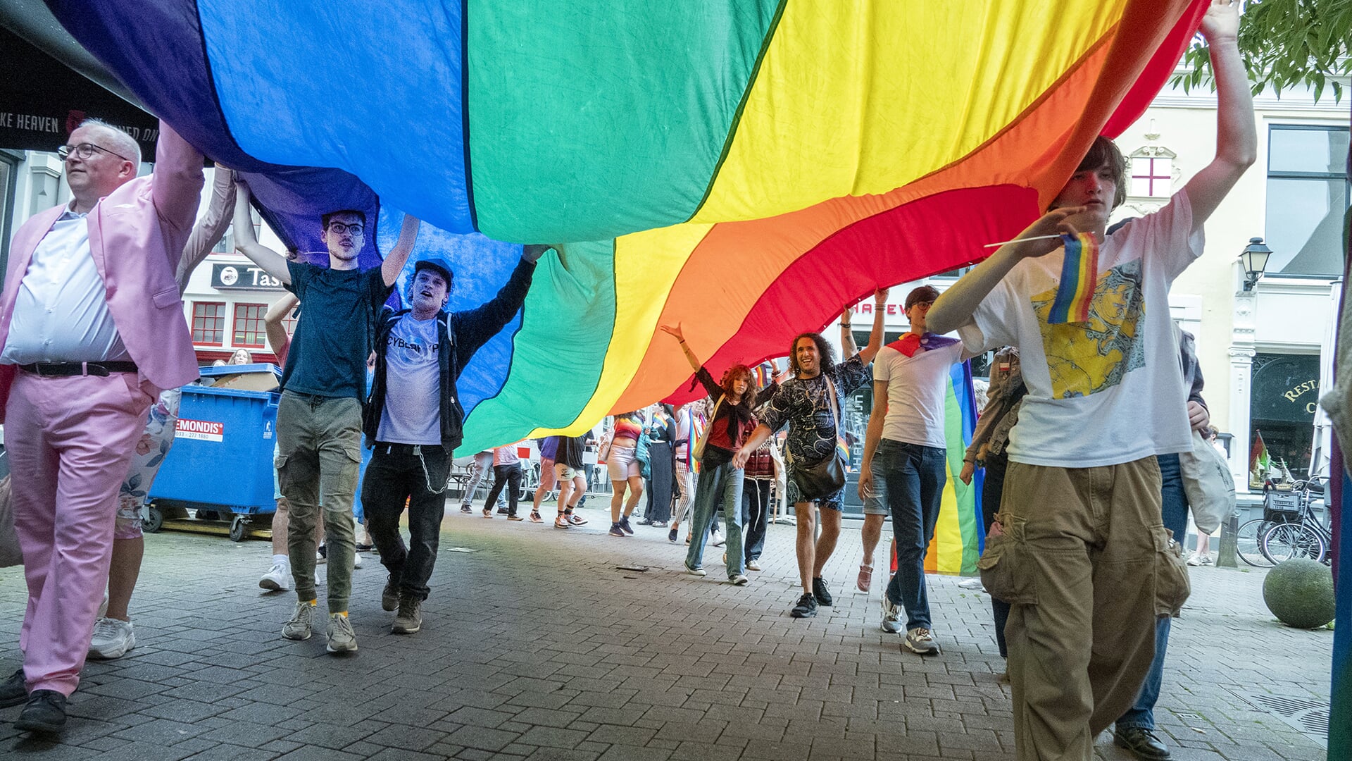 Amersfoort gehuld in regenboogkleuren tijdens zevende Pride Walk ...