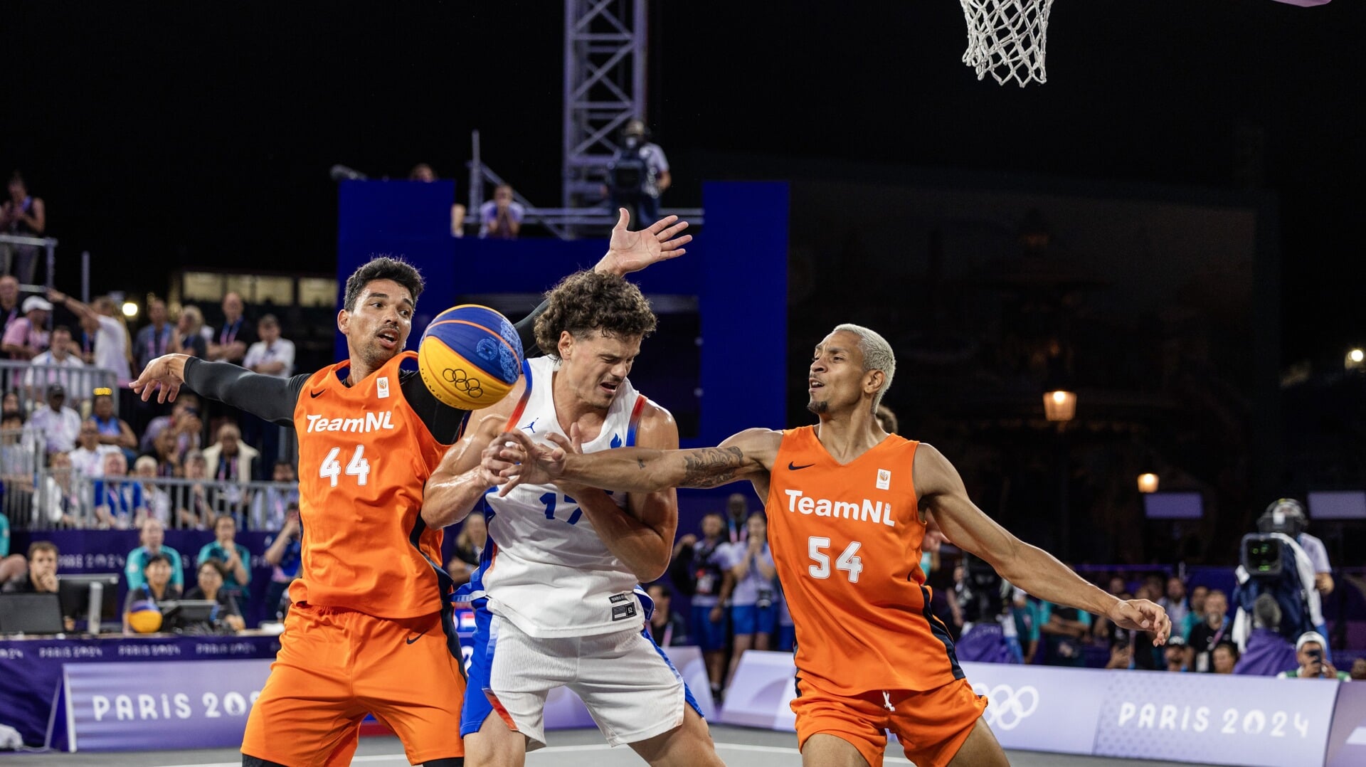 Les basketteurs médaillés d'or du 3×3 : Finale palpitante face à la France à Paris