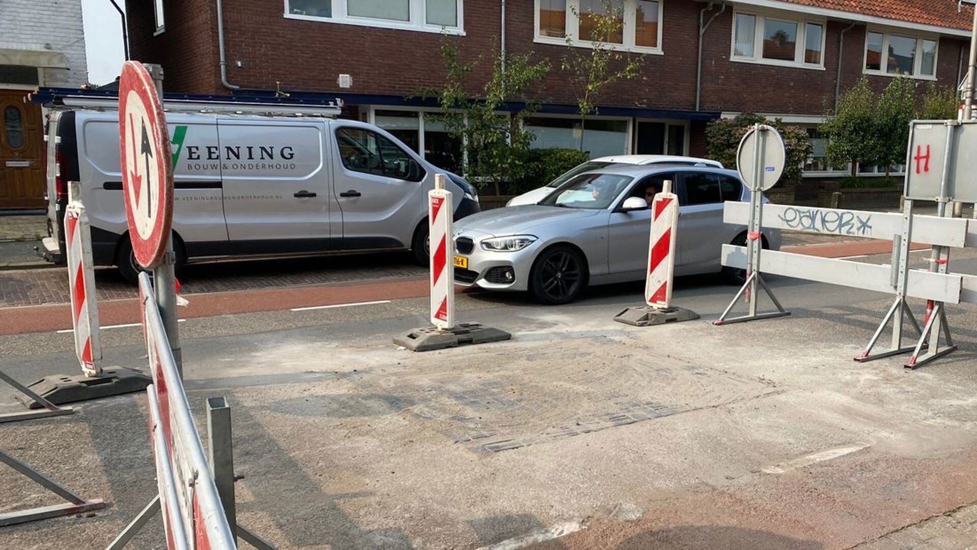 Metersdiep sinkhole in Noordewierweg Amersfoort sneller dicht dan gedacht