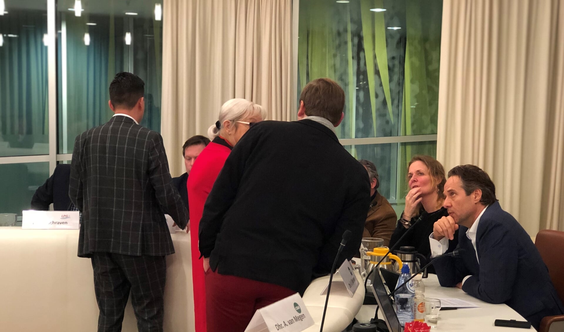 Grave blijft ruziën over herindeling en referendum: Roolvink gaat ...