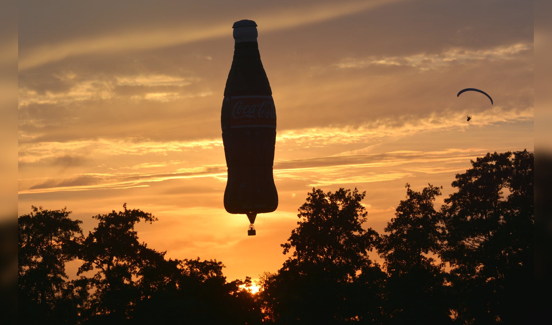Taart-verrast-publiek-op-derde-avond-Ballonfi-sta-Barneveld