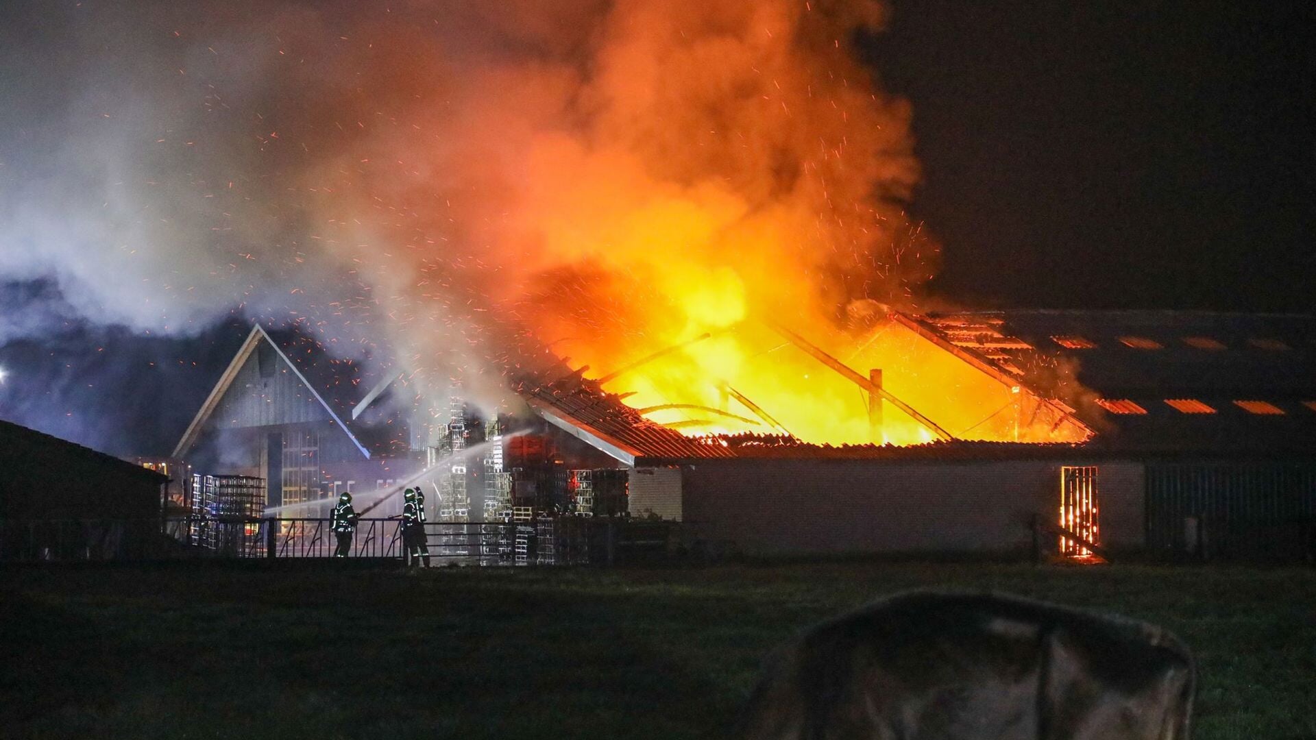 Grote brand legt landbouwschuur in Harskamp in de as (video)