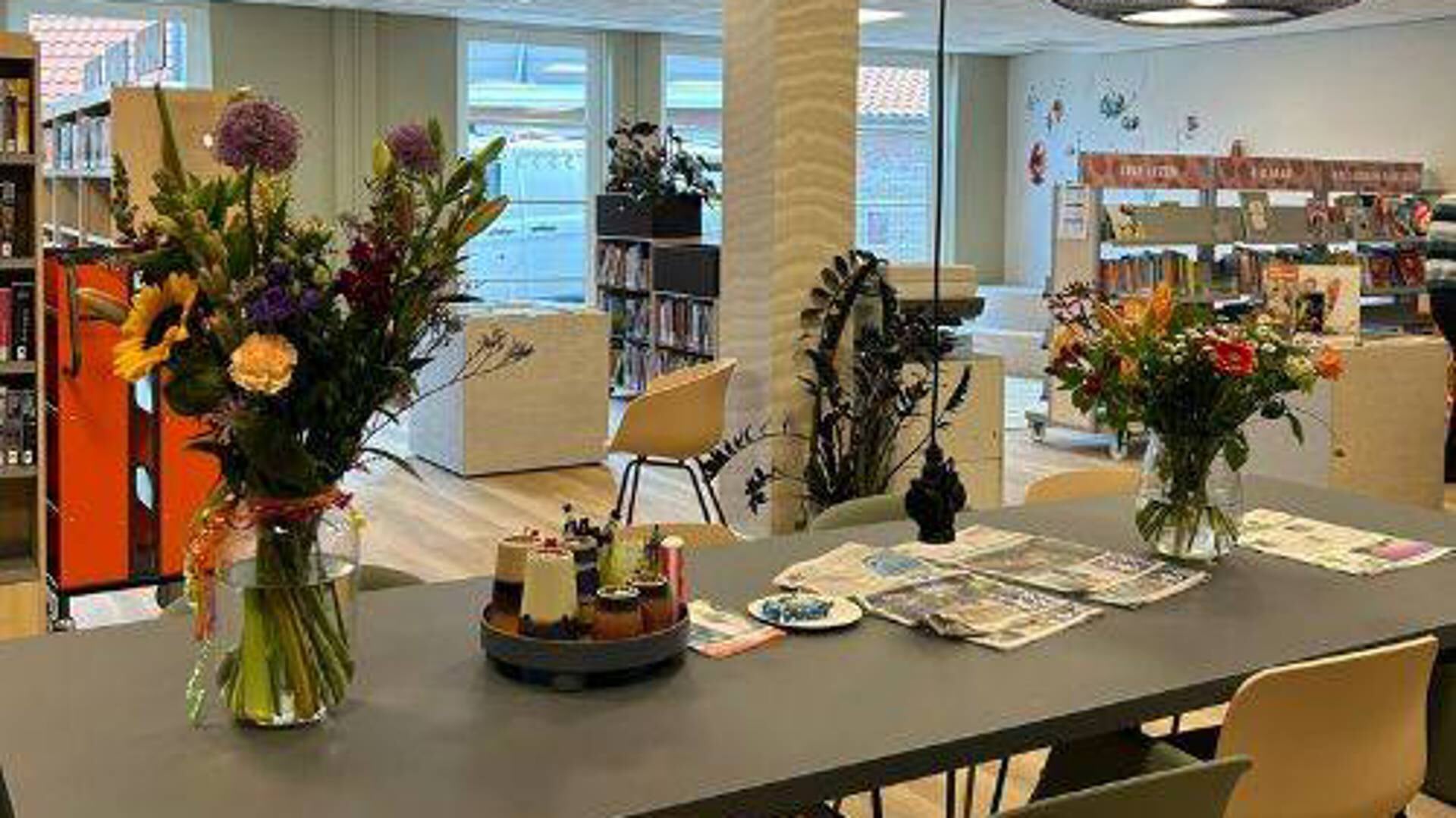 Directeur en wethouder openen nieuwe bibliotheek in Bruinisse