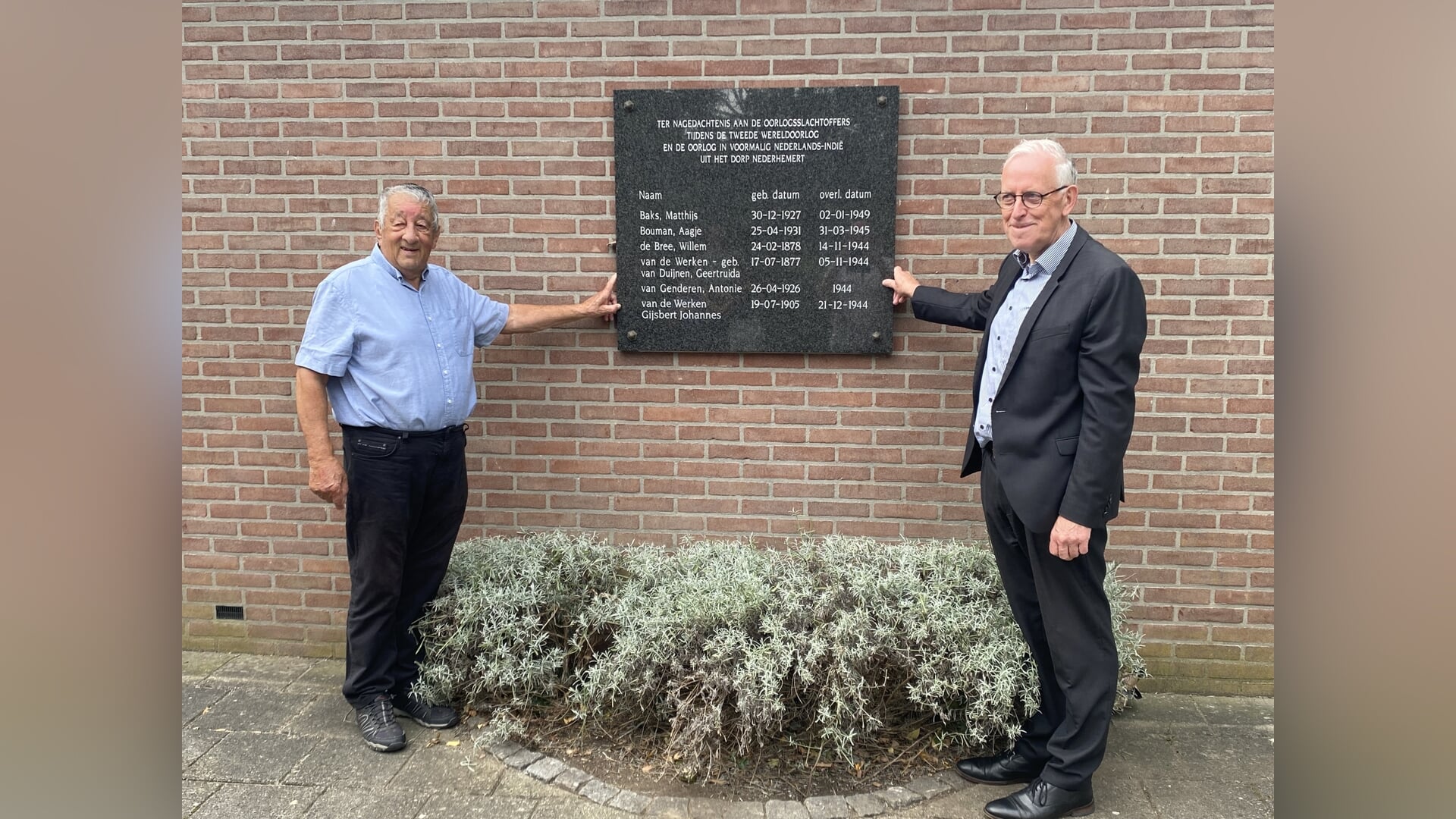 Aangevulde plaquette op begraafplaats Nederhemert onthuld