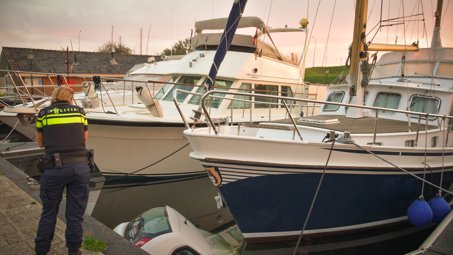 Auto belandt in de haven