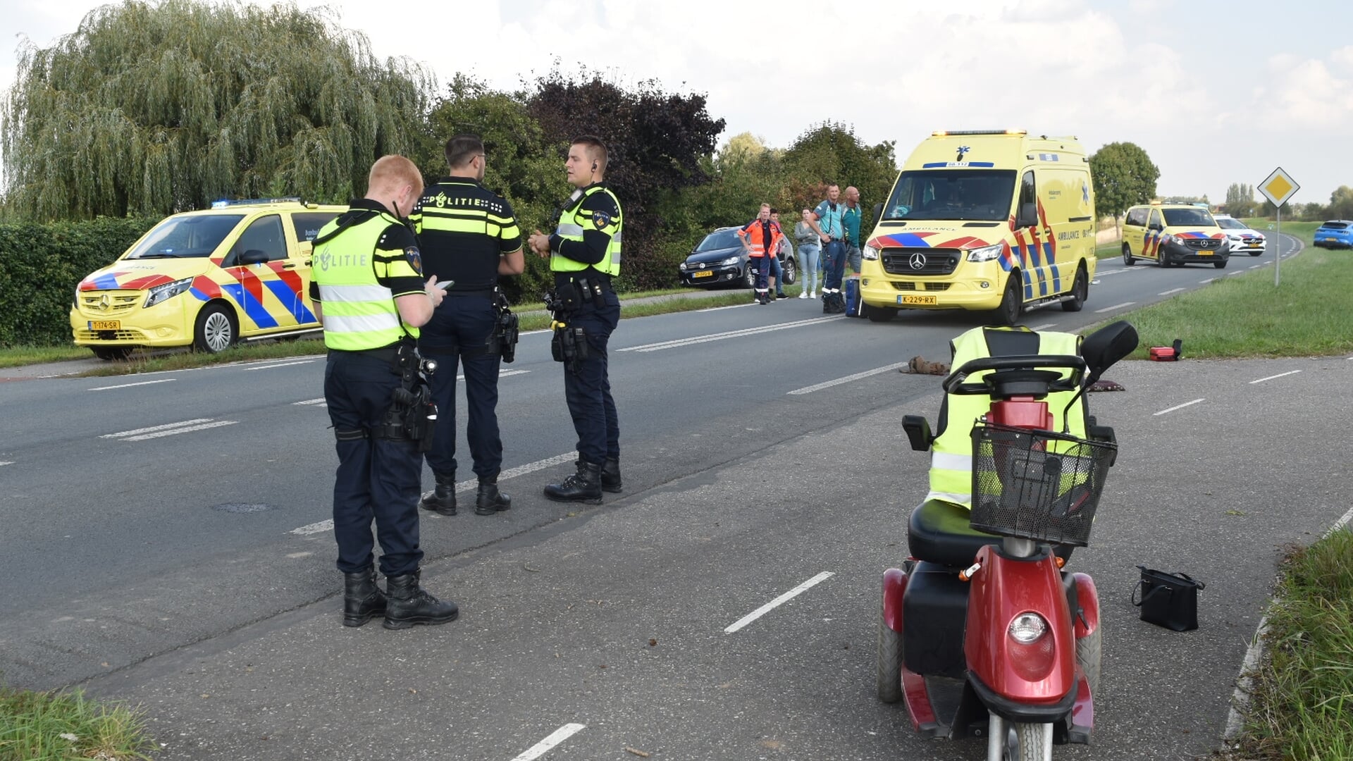 Man (88) gewond na aanrijding bij Heerewaarden
