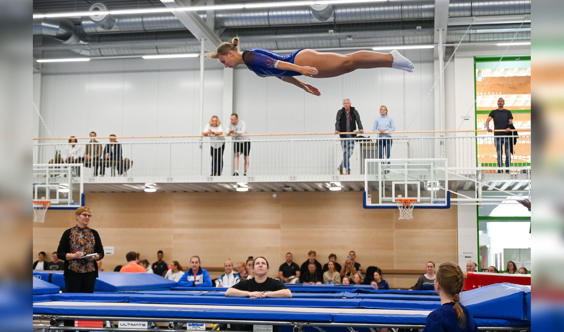 Spectaculaire sprongen op trampoline in internationale wedstrijd in ...