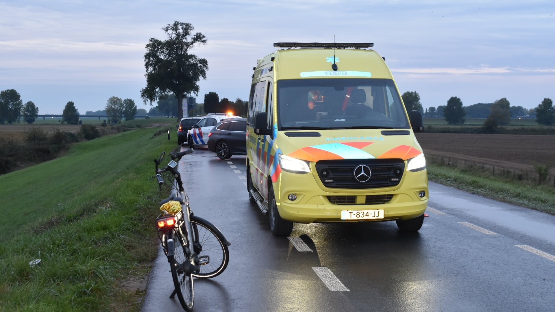 Fietser gewond bij aanrijding op Bergsche Maasdijk