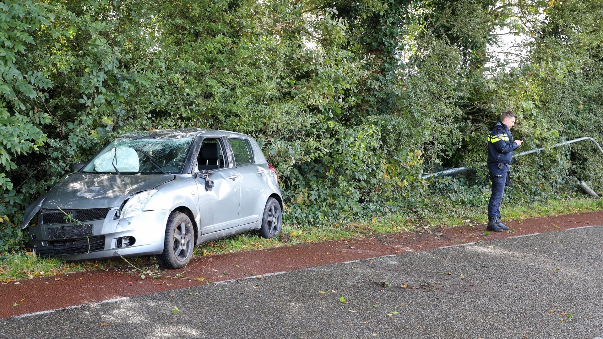 Auto over de kop in Harskamp