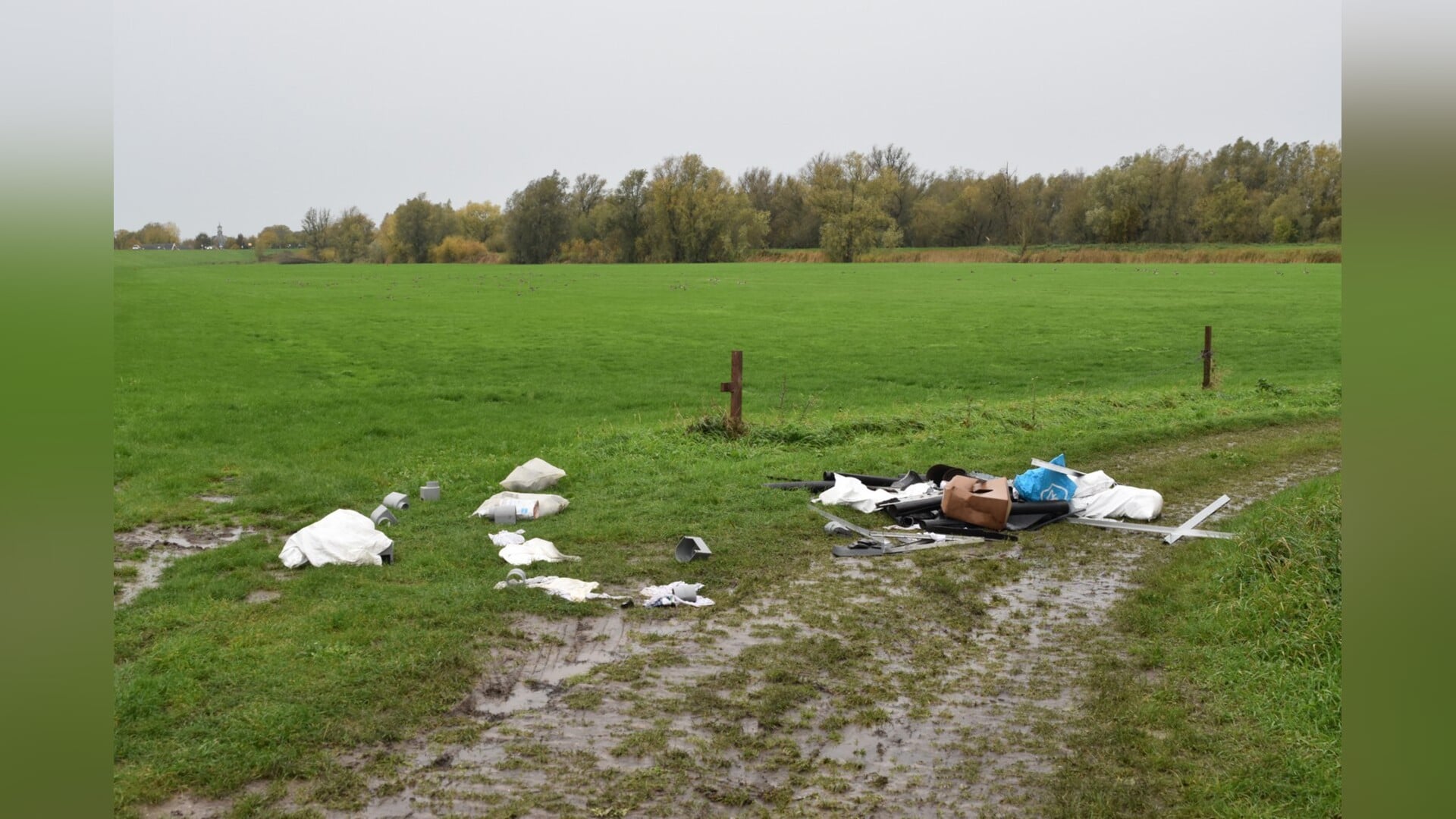 Opnieuw dakdekkersafval gedumpt in uiterwaarden