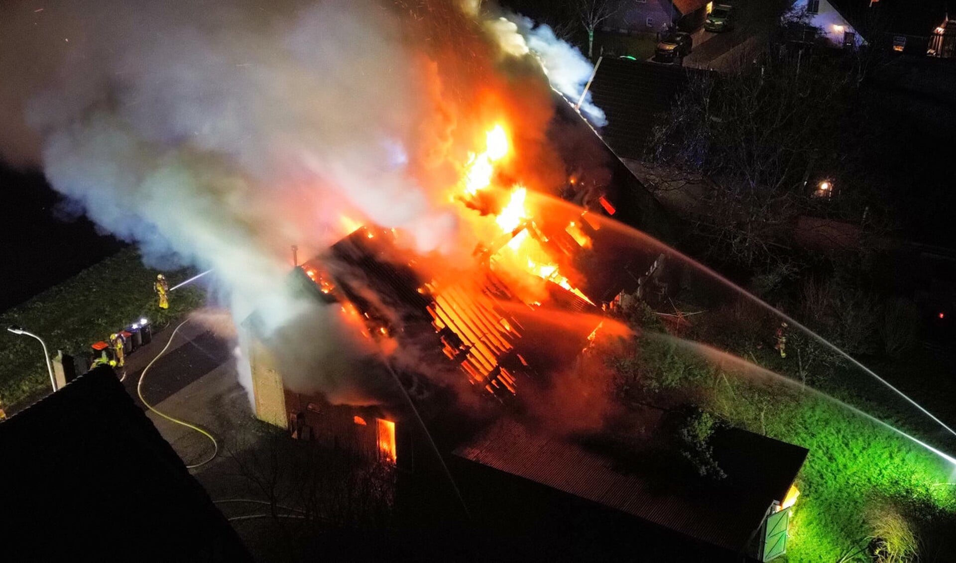 Grote-uitslaande-brand-verwoest-woning-en-werkplaats-in-Hoogblokland
