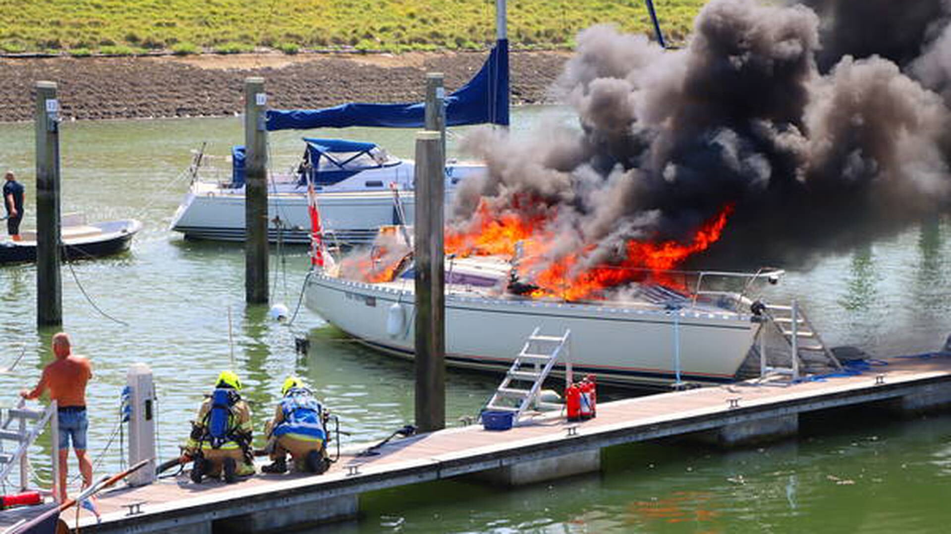 Zeilboot gaat in vlammen op in Zierikzee