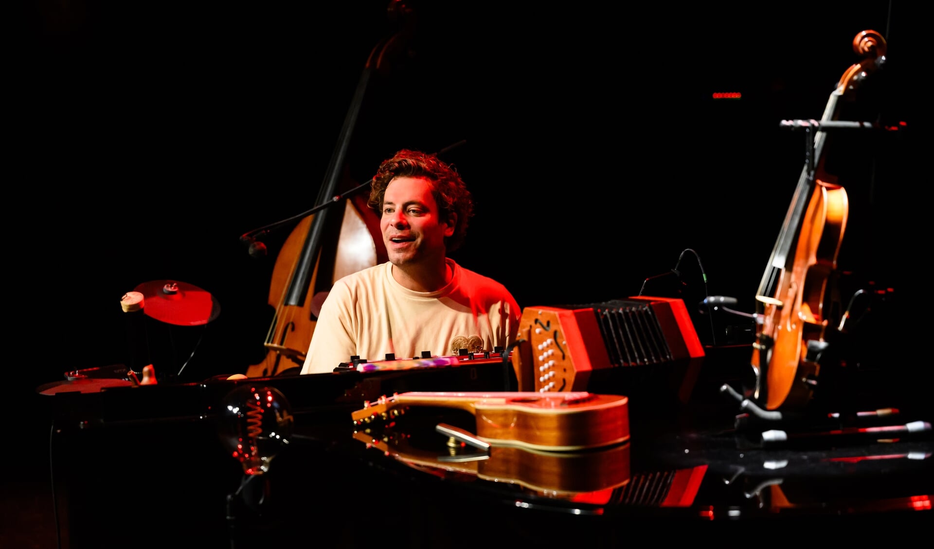 Multi-instrumentale one-man-show van Diederick Ensink in Theater ...