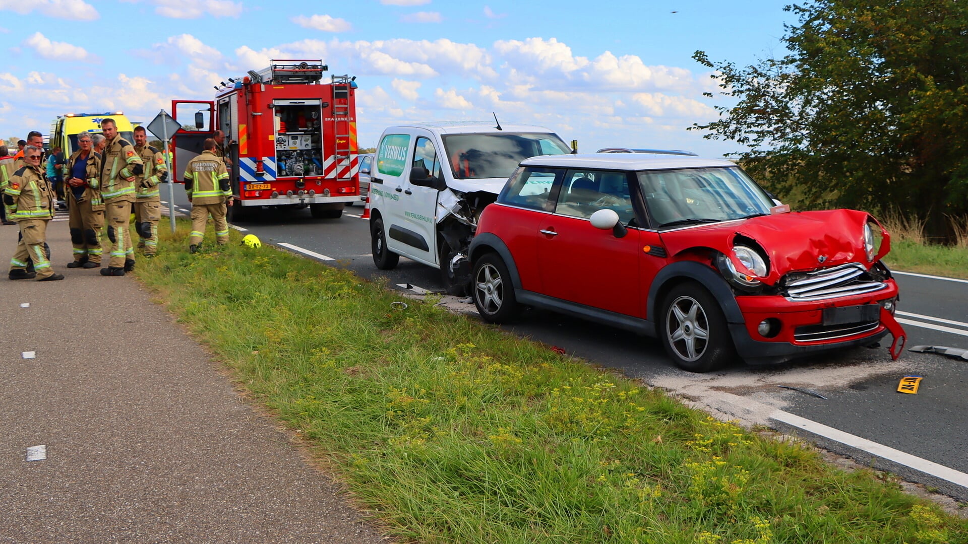 Vier auto’s op elkaar; een persoon naar ziekenhuis