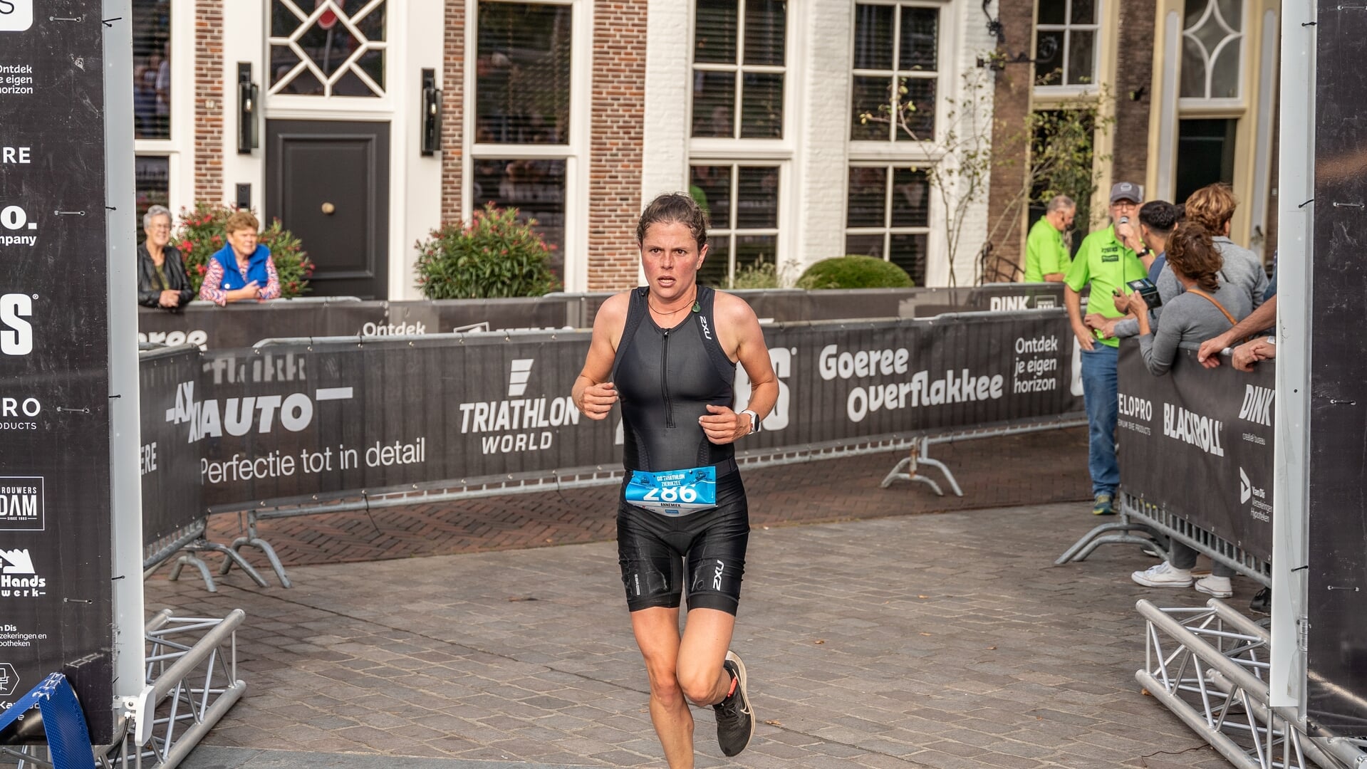 Ex-Schouwse Van de Velde verrast met winst op kwart triatlon