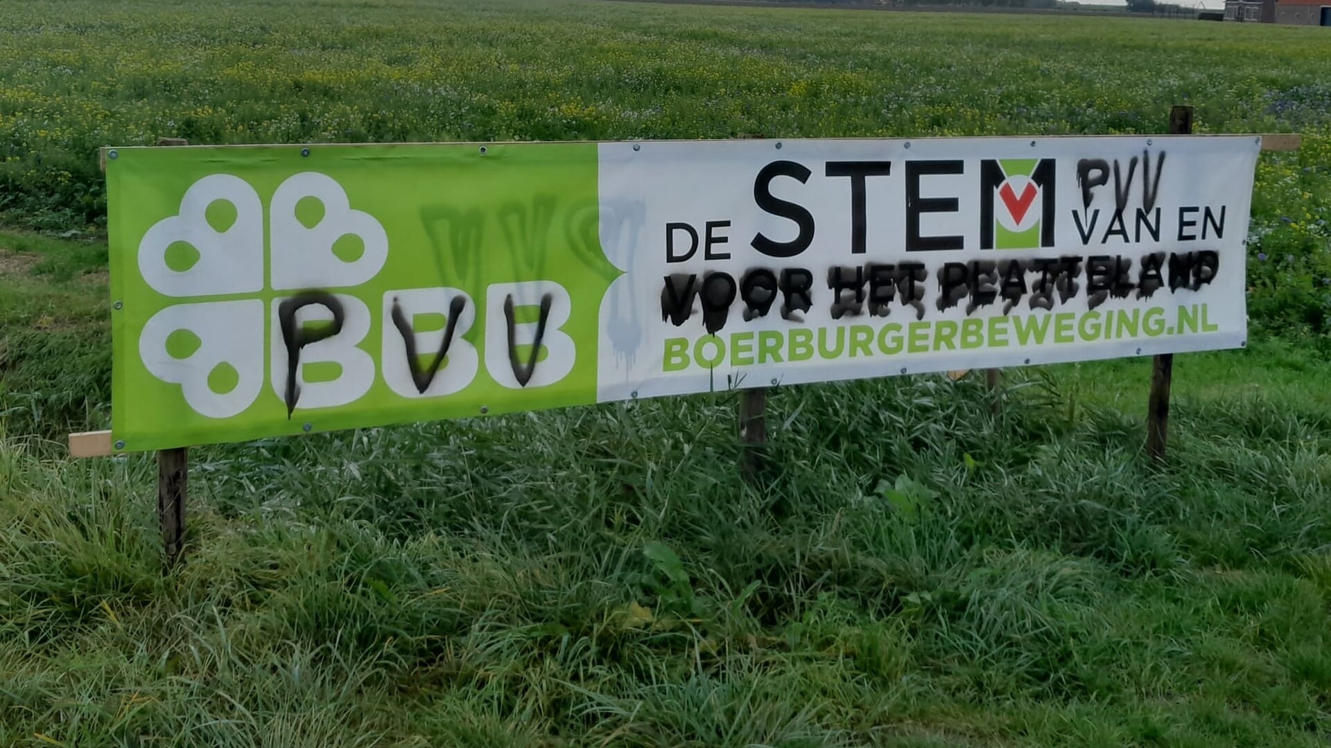 ‘PVV-aanhanger(s)’ met spuitbus in de weer