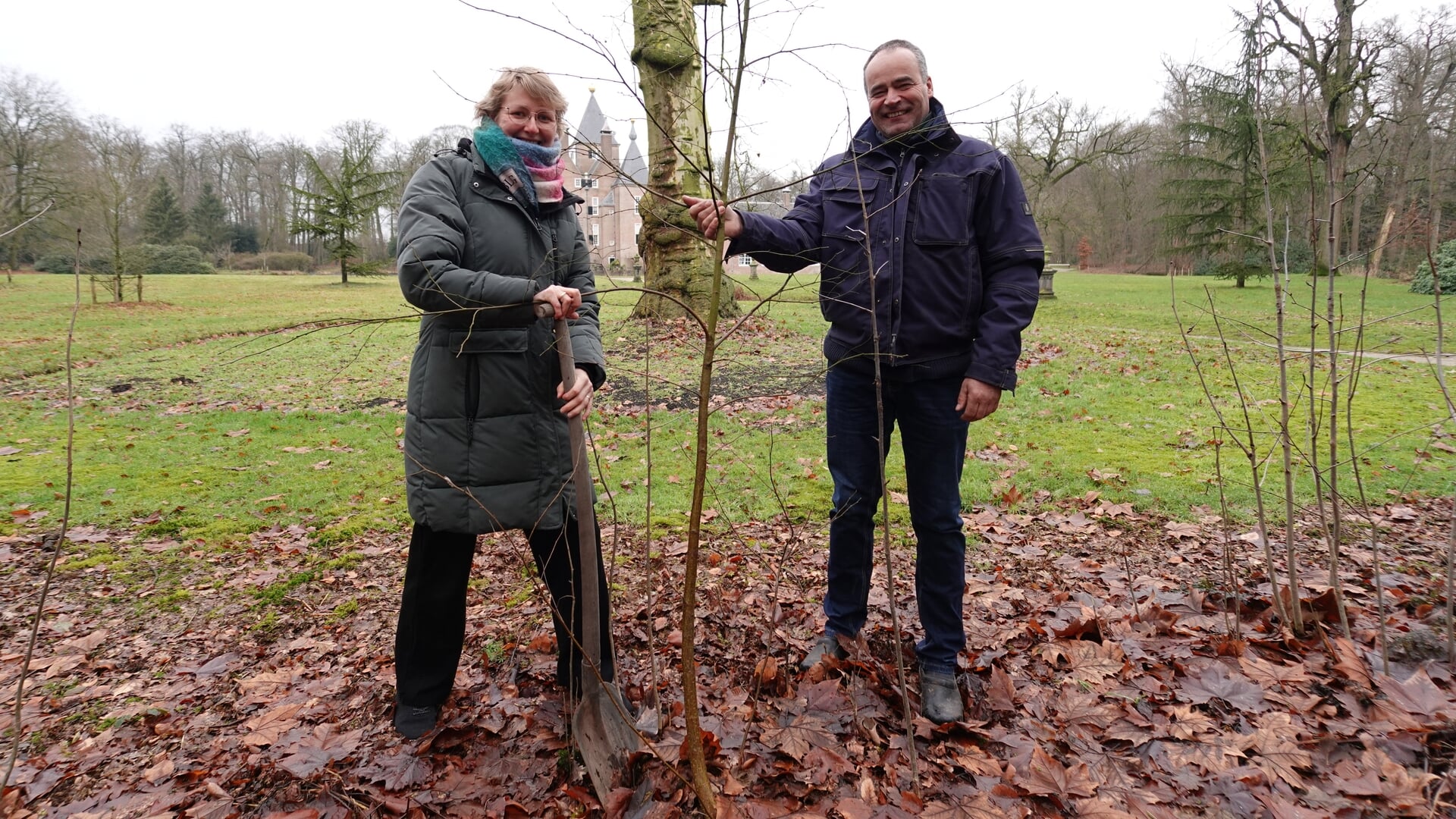 Lokale partij deelt bomen uit op oogst- en uitdeelmiddag