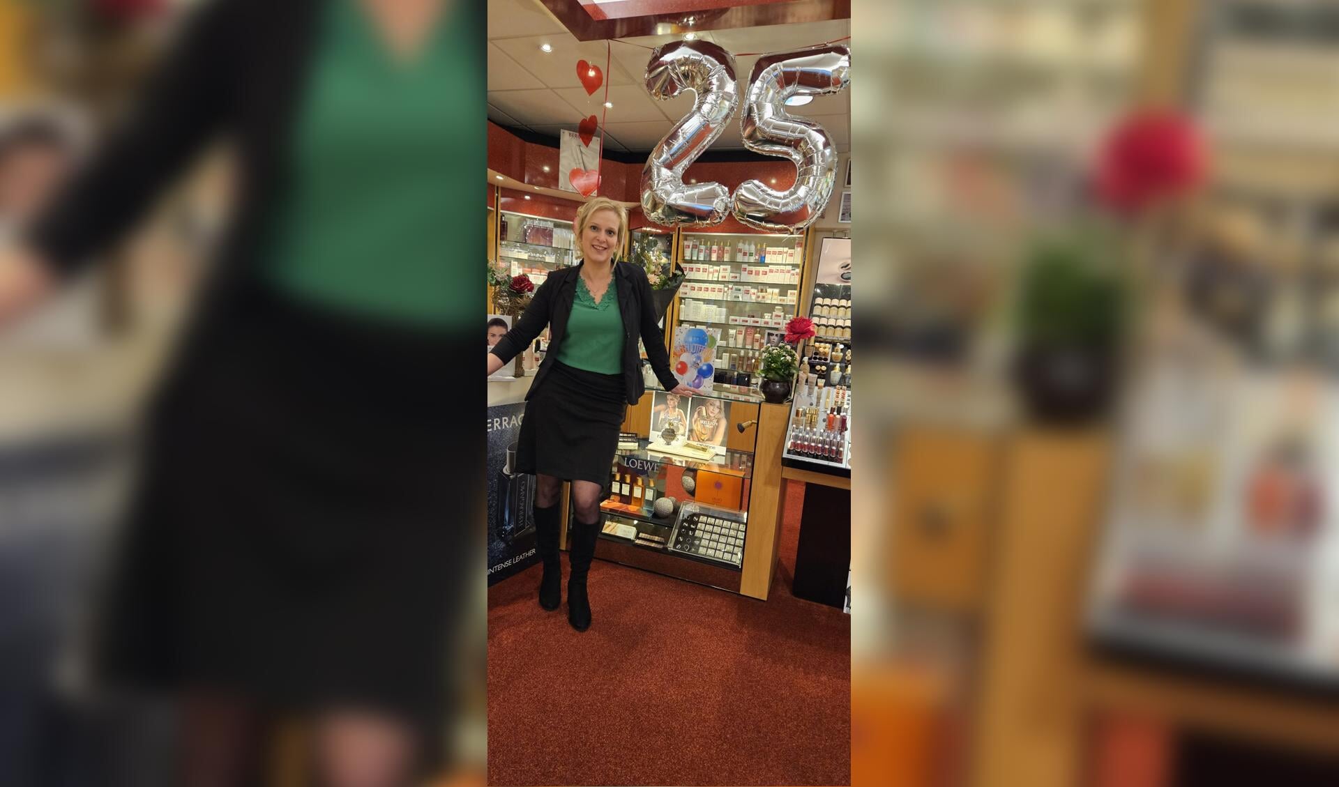 Mariska van Eijl viert 25-jarig jubileum bij Parfumerie drogisterij Ouwerkerk in Hardinxveld-Giessen