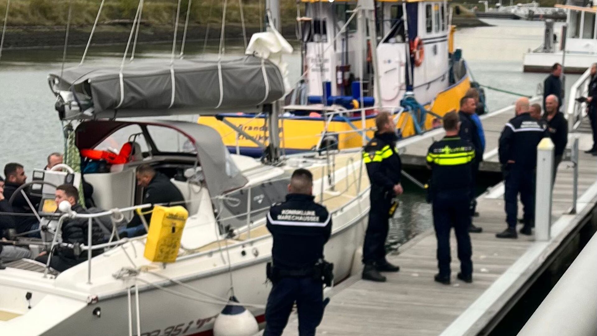 Mogelijk vluchtelingen van zeilboot gehaald