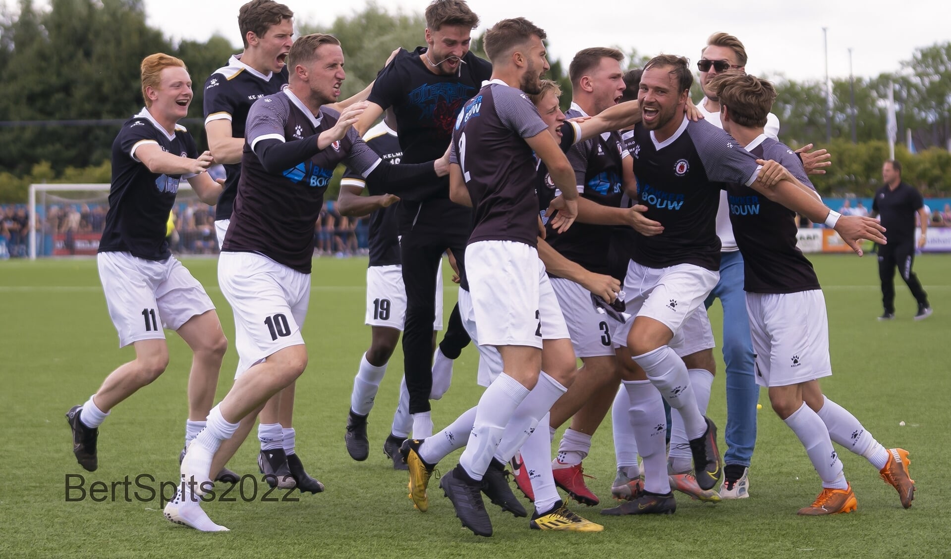 Nieuwenhoorn promoveert na strafschoppen tegen WHC naar vierde divisie
