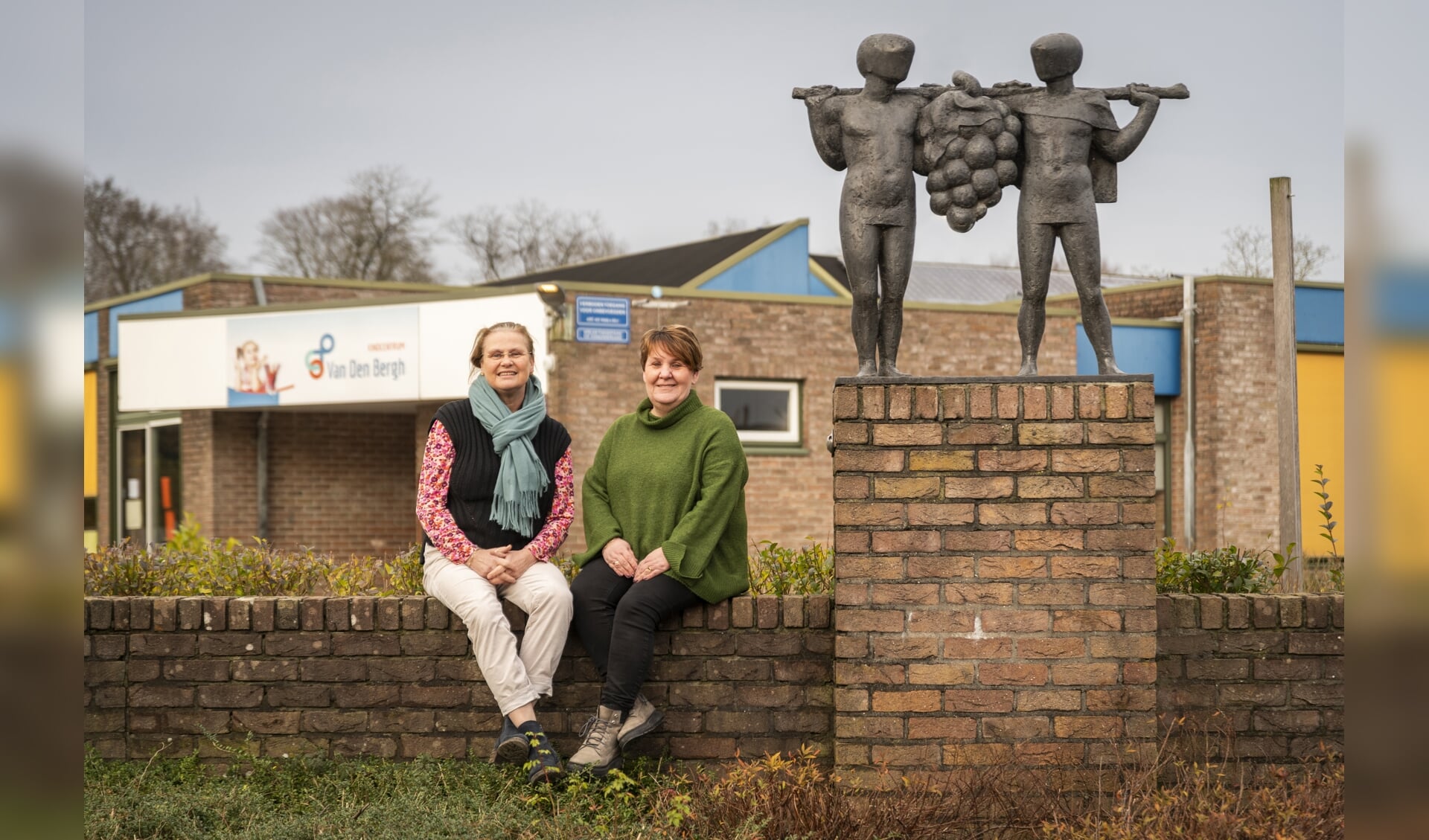 De Druivendragers van Gerard Overeem ‘voor altijd verbonden’ aan school in Voorthuizen