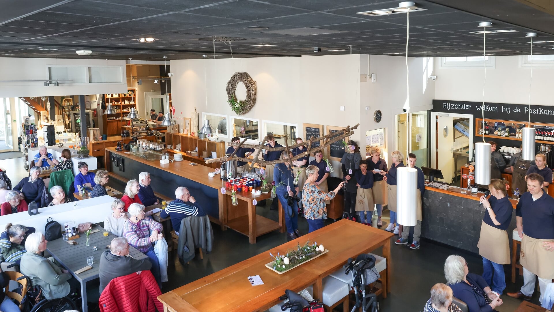 Ouderen eten samen bij de Postkamer dankzij Daimler Buses - StadNijkerk ...