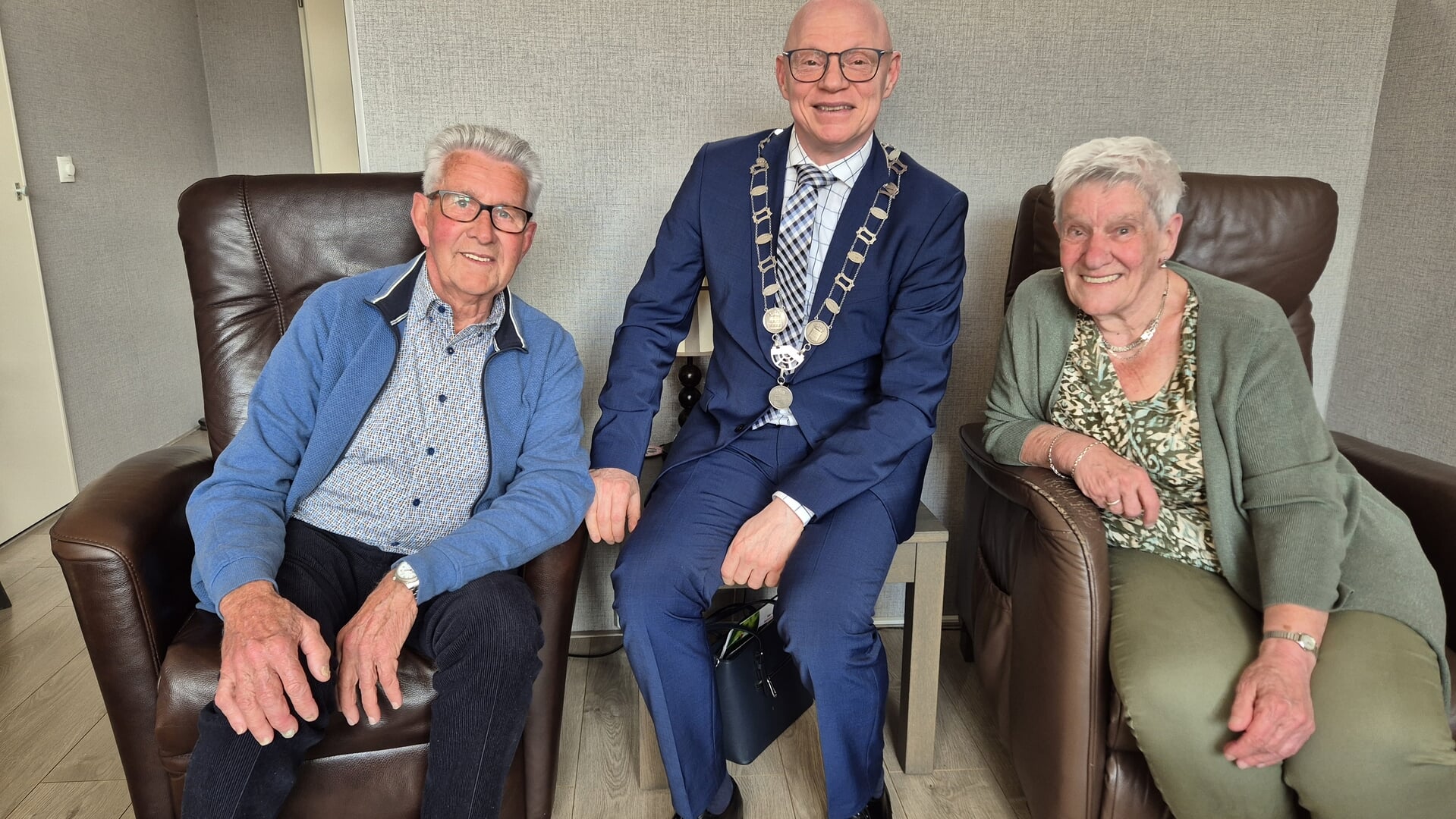 Echtpaar Reinders-Overeen viert 60 jaar tevredenheid met wat zij hadden ...
