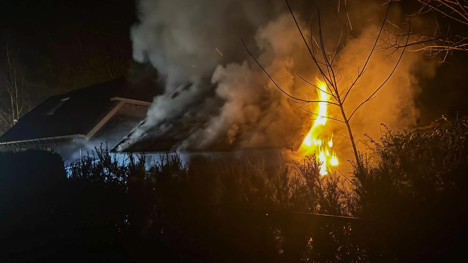 Uitslaande brand in bijgebouw in Hierden