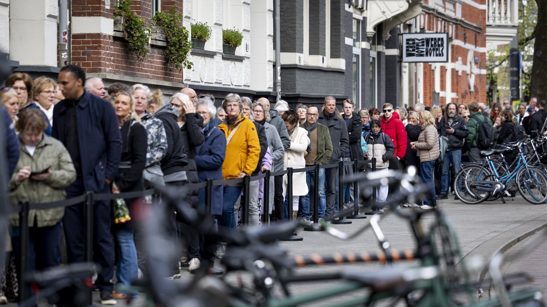 Rij bij DeLaMar in Amsterdam voor afscheid Rob de Nijs - EdeStad.nl ...