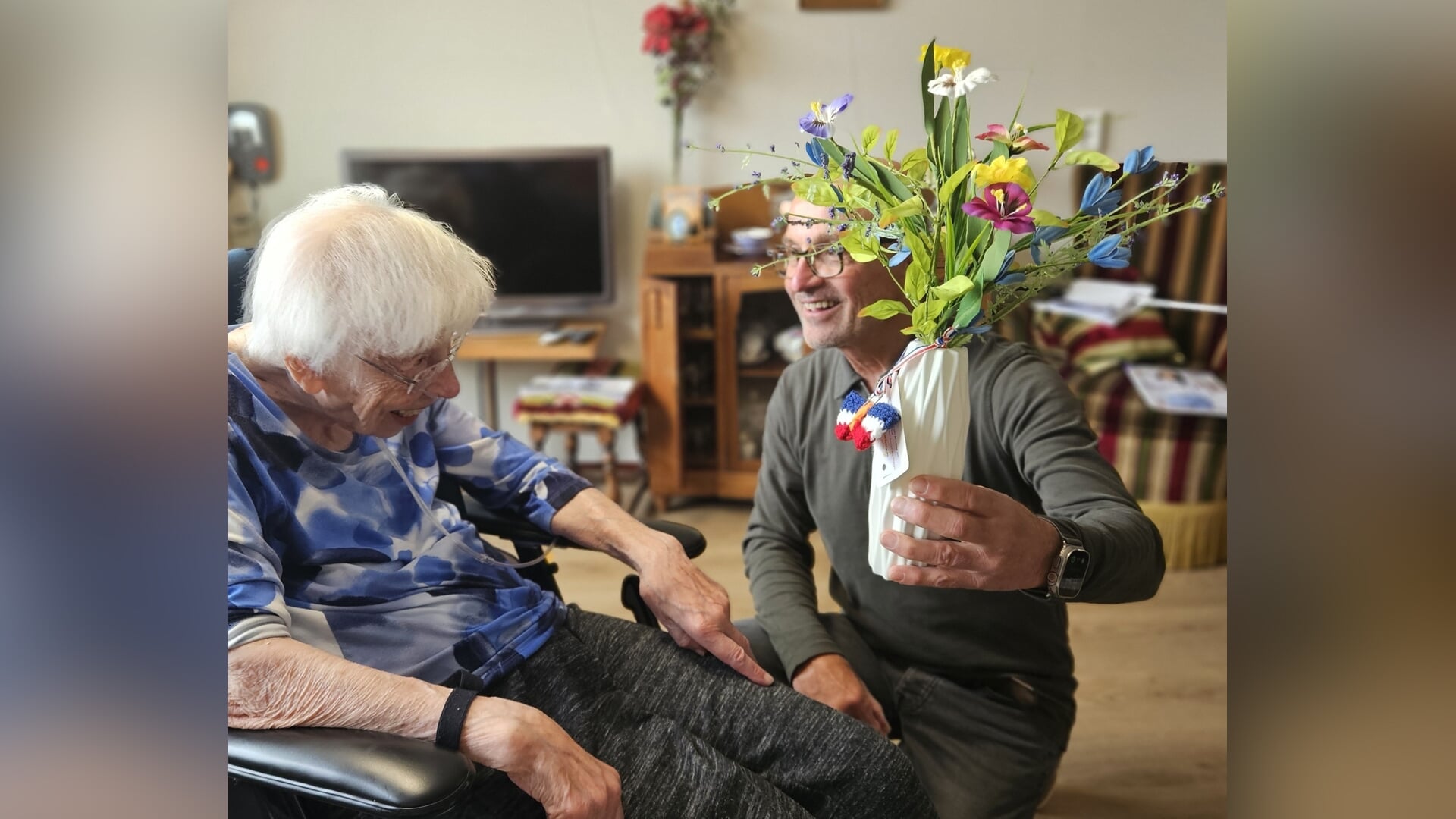 Stichting De Vrienden van De Lange Wei verrast bewoners met een prachtig lentegeschenk
