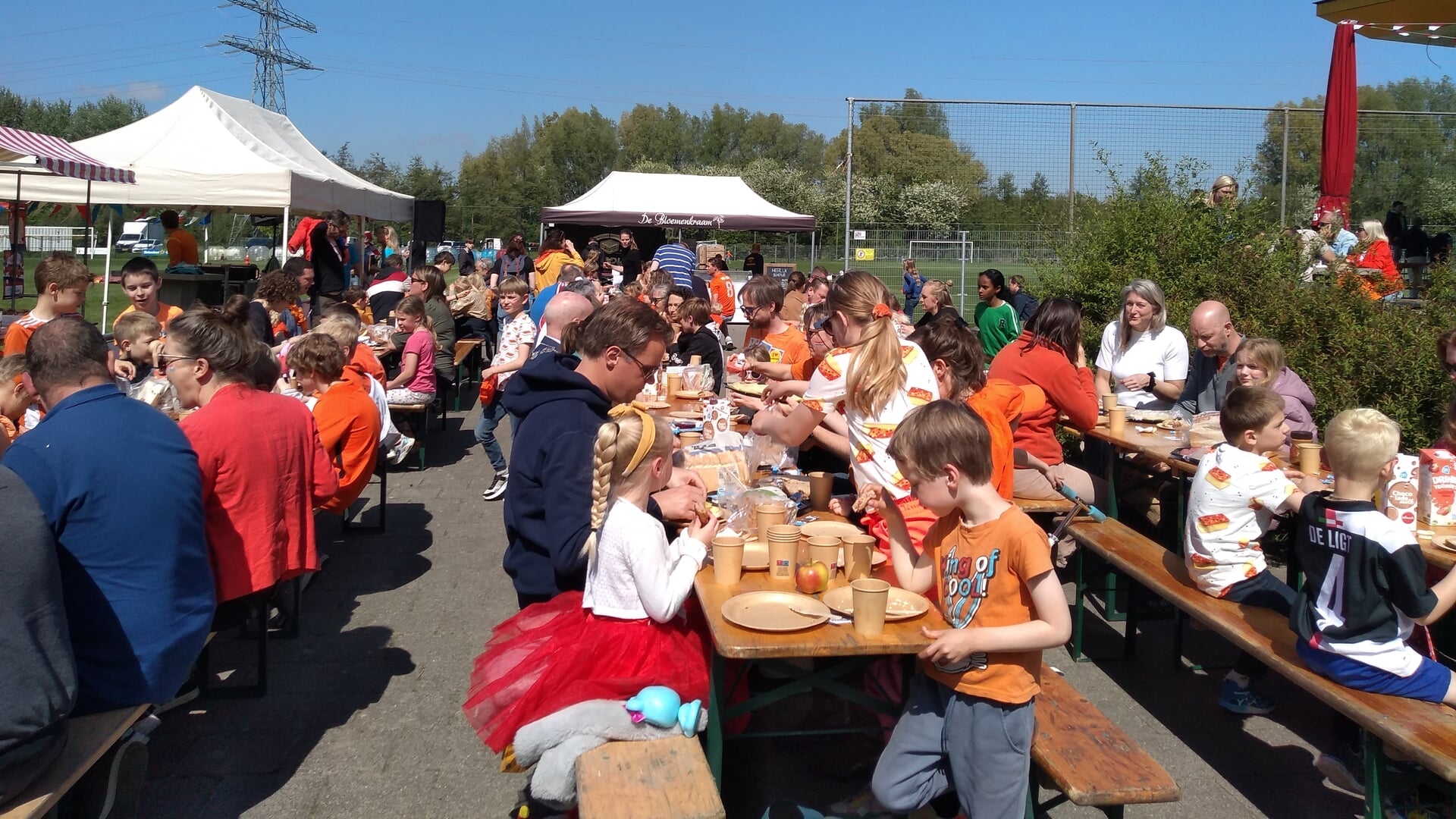 Koningsdag werd in Odijk gevierd met vrijmarkt, aubade, grootste lunch en veel gezelligheid