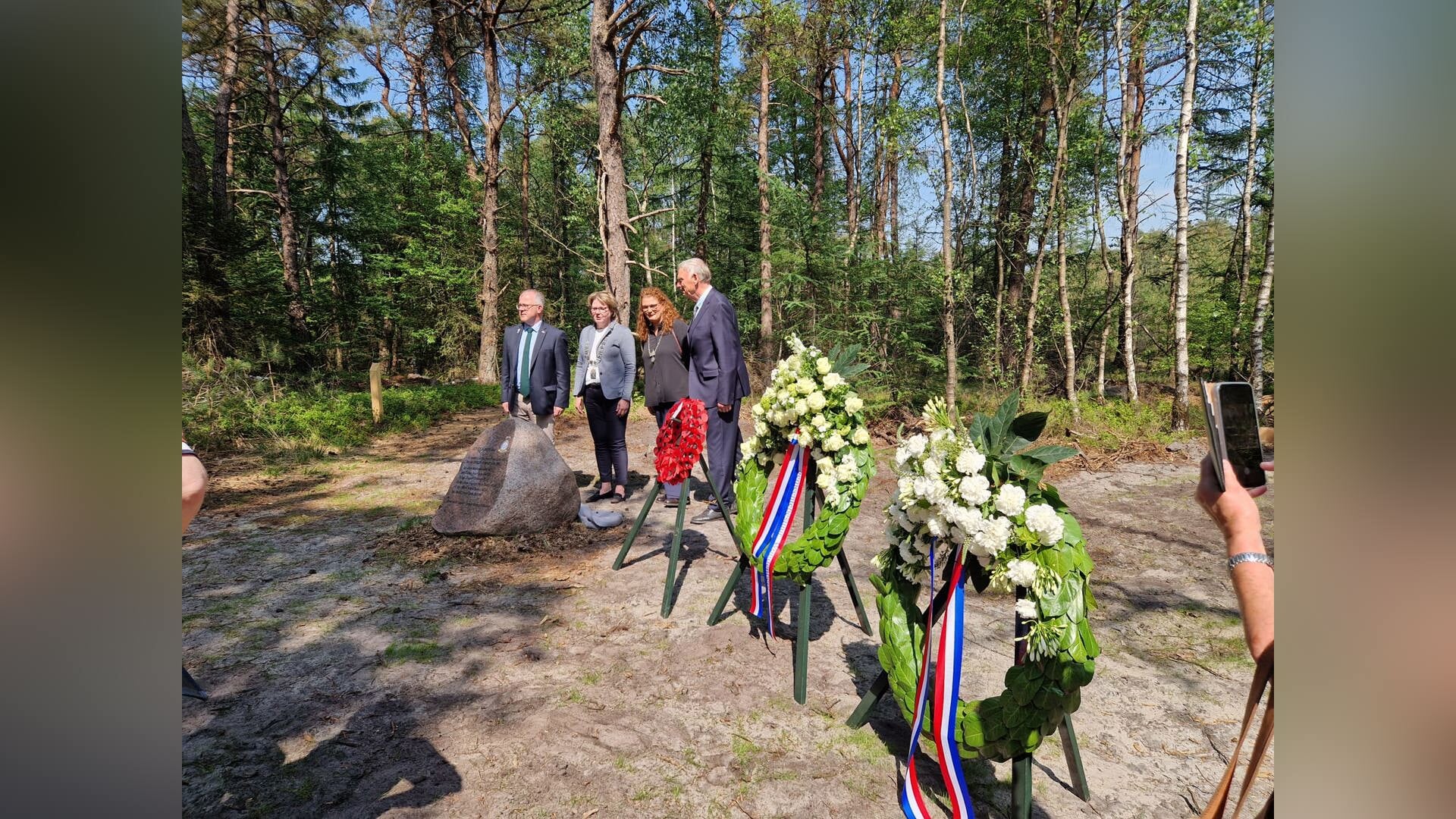 Onthulling monument vliegtuigcrash schijnvliegveld SF 21