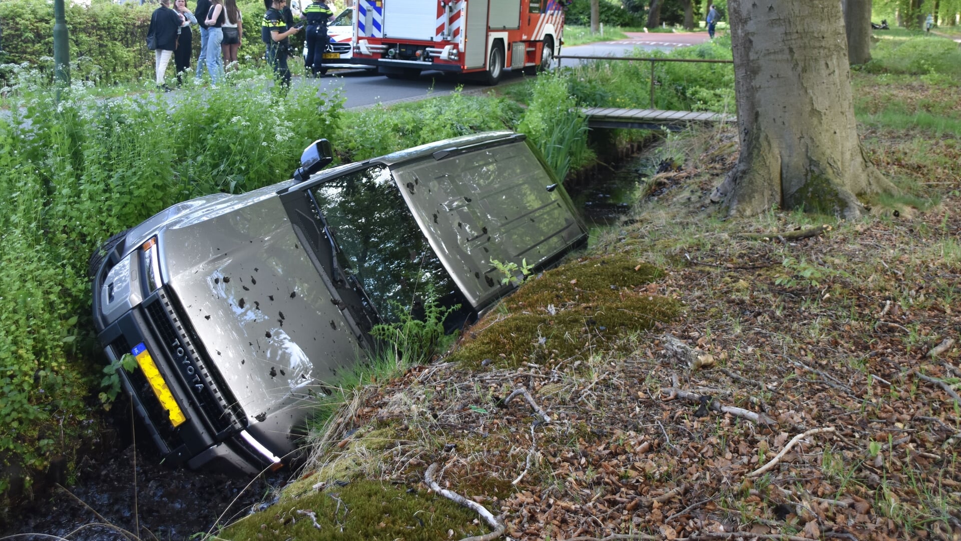 Auto kantelt in Soest sloot in; bestuurder met schrik vrij