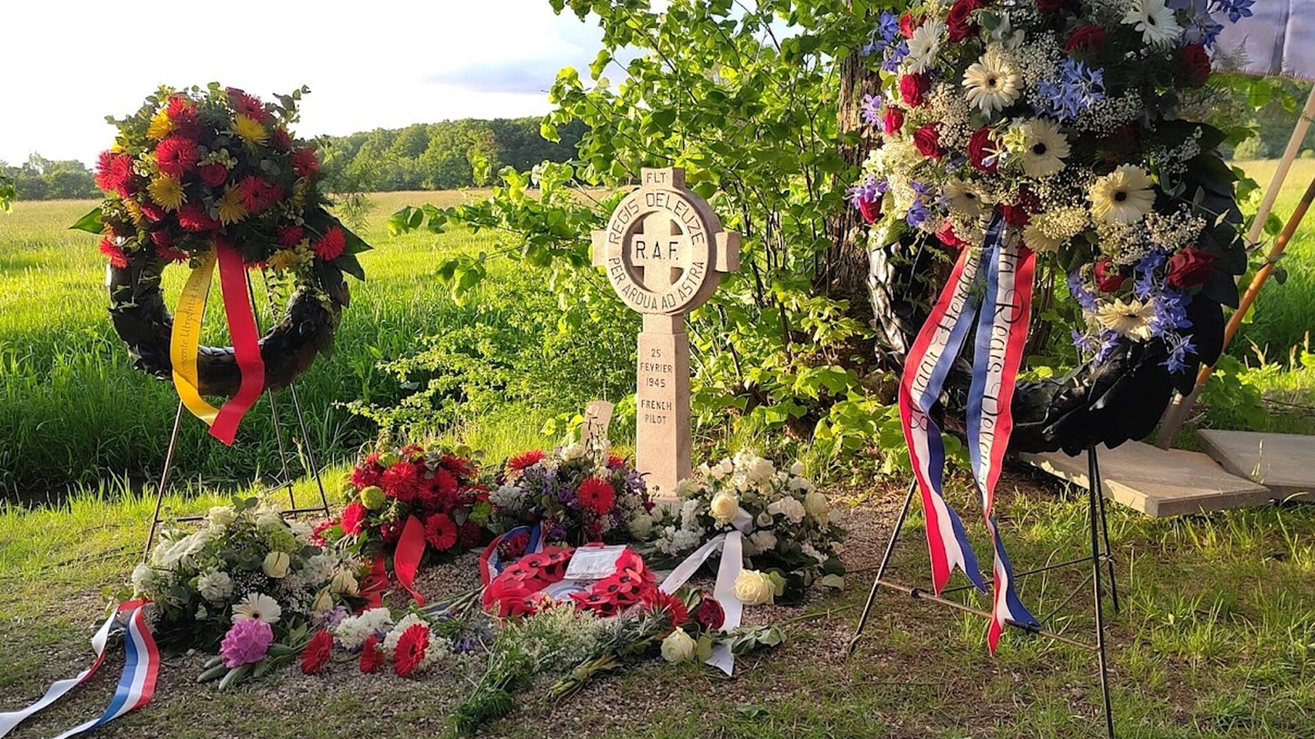 Drukbezochte dodenherdenking monument vliegenier Régis Laan van Beverweerd Werkhoven