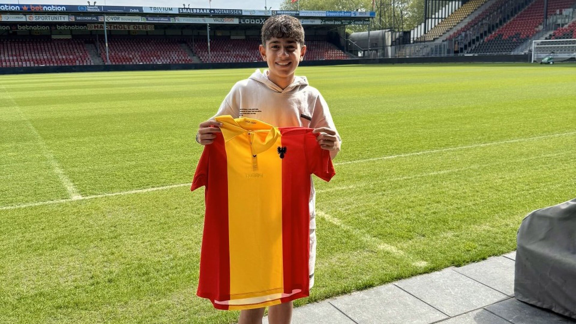 Ryo Donck mixt kleuren: ‘Van het rood-wit van VV Hierden, via het geel zwart van DVS’33 nu naar het