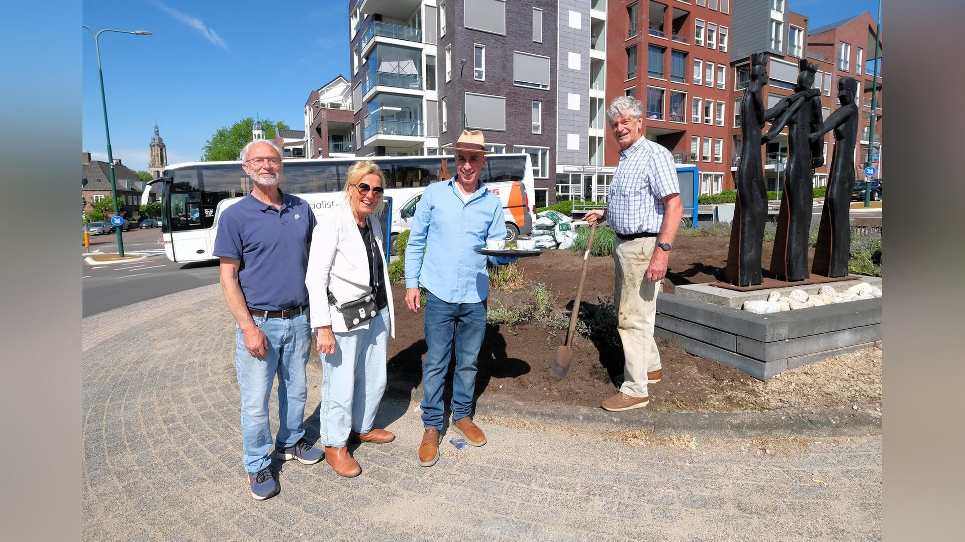 Inwoners Rhenen geven fleur en kleur aan twee rotondes