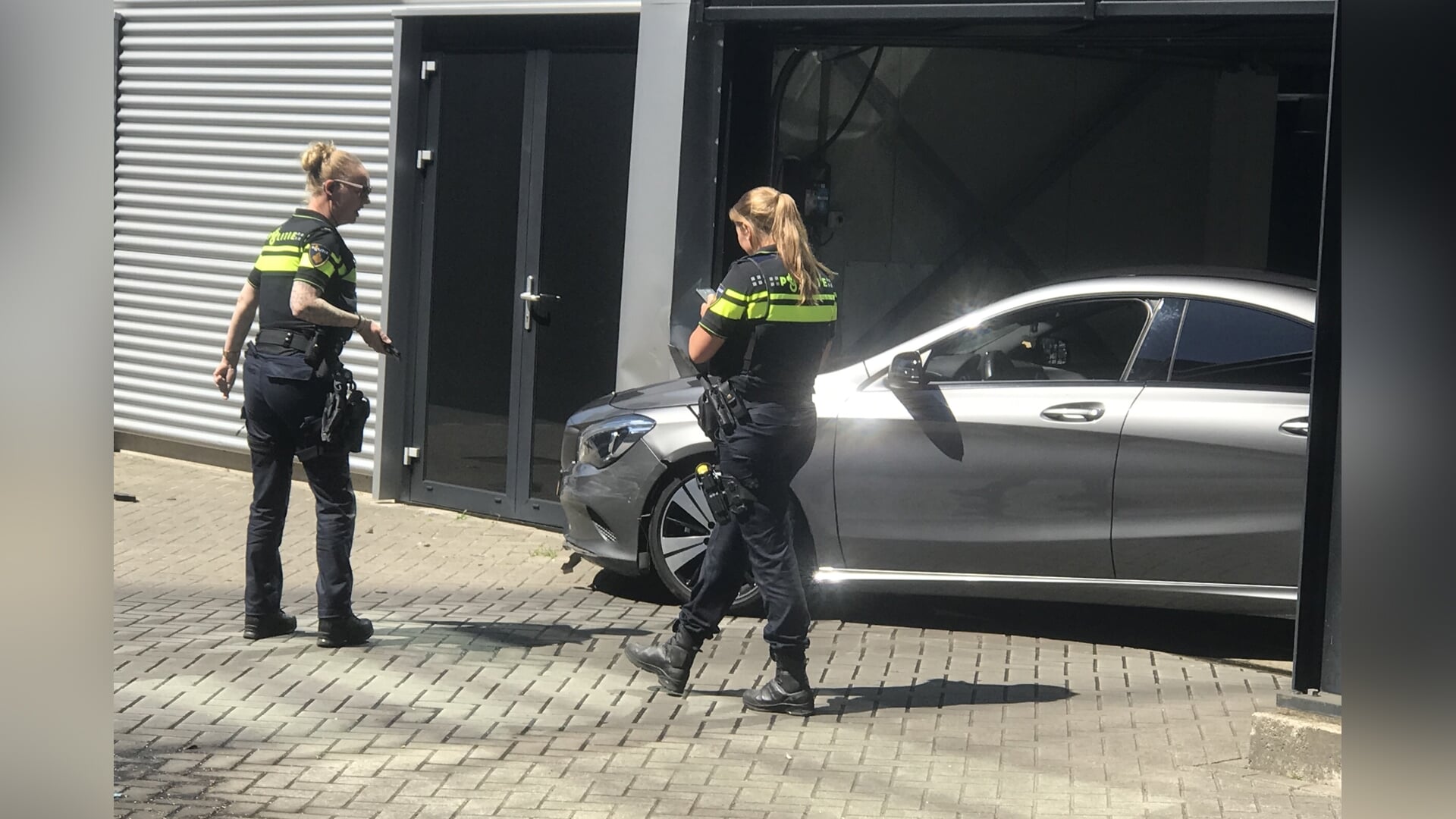 Auto ramt uitgang wasstraat in Soest