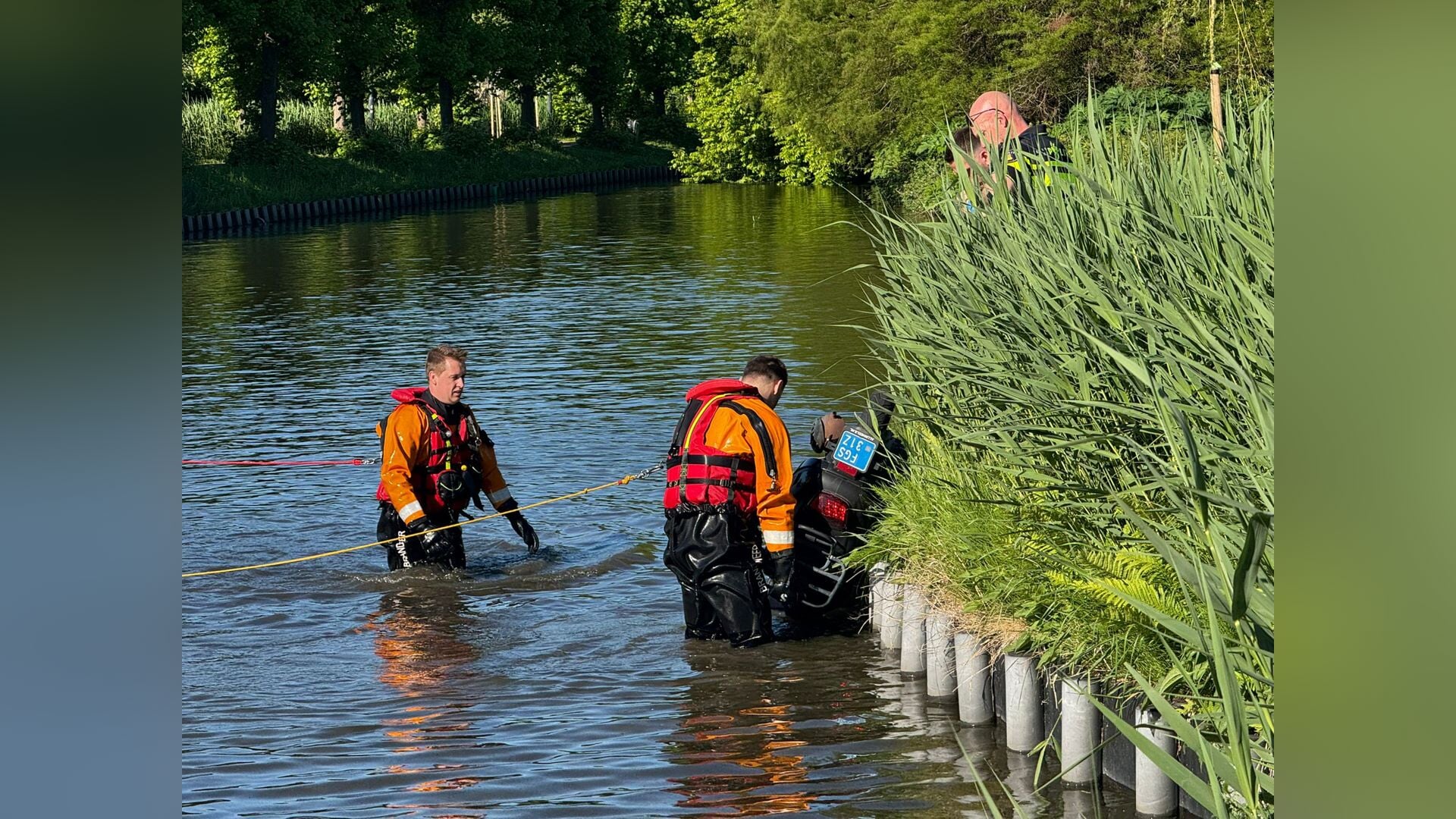 Scooter en helm in sloot aan het Lindelaantje