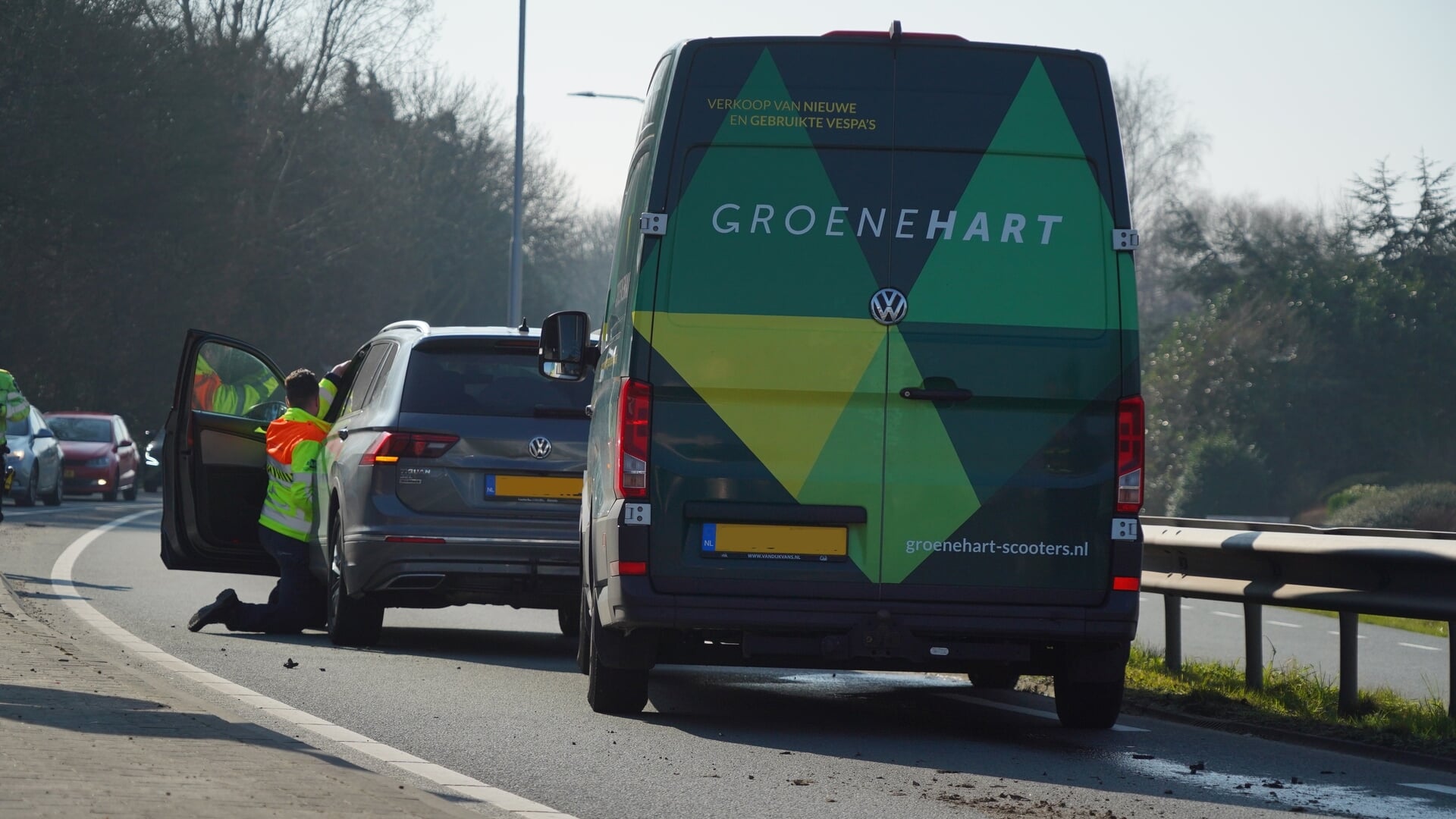 Auto en bedrijfsbus botsen op N209